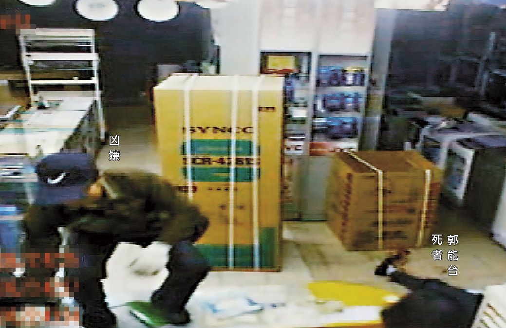 歹徒下手凶殘，一槍一刀就奪走2條人命，臨走前還割斷電話線阻止被害人求救。（翻攝畫面）