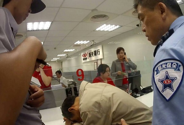 夏姓工人聽聞被盜領,垂頭喪氣。
