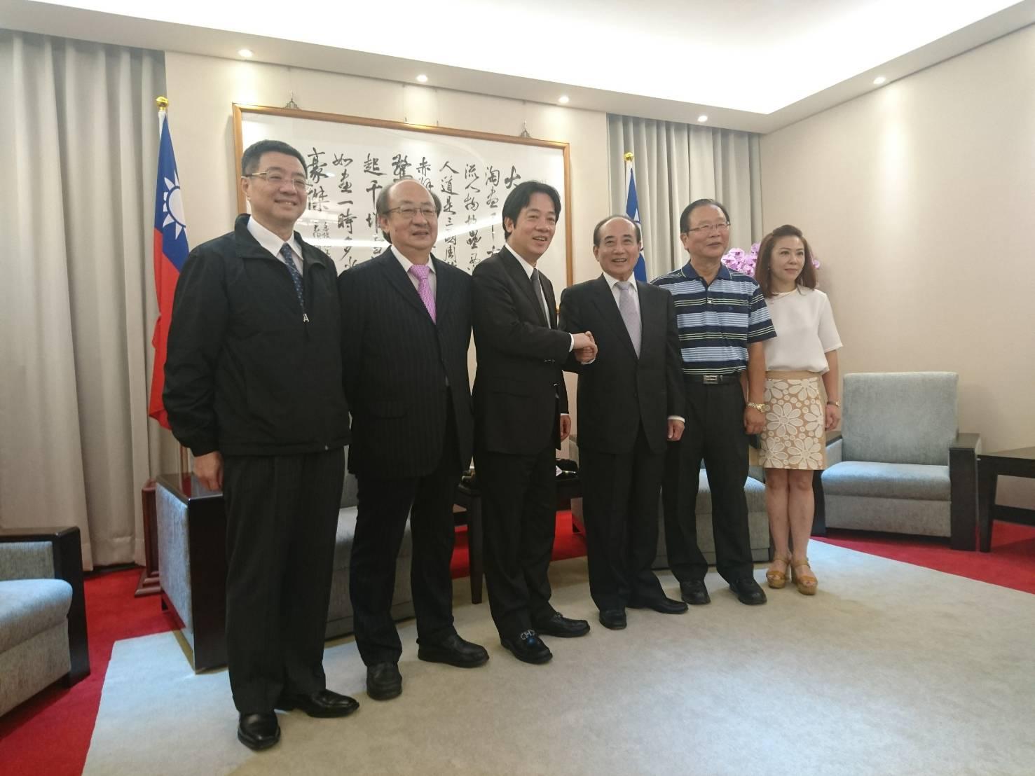 賴清德拜會王金平,讚王是國寶級的國會議長。