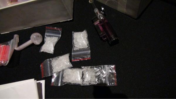 警方起獲11包安非他命、毒咖啡、電子磅秤等贓證物。