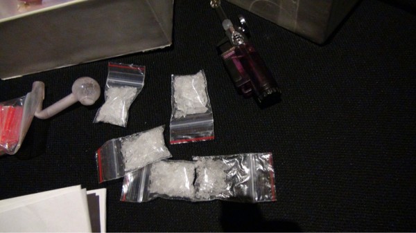 警方起獲11包安非他命、毒咖啡、電子磅秤等贓證物。
