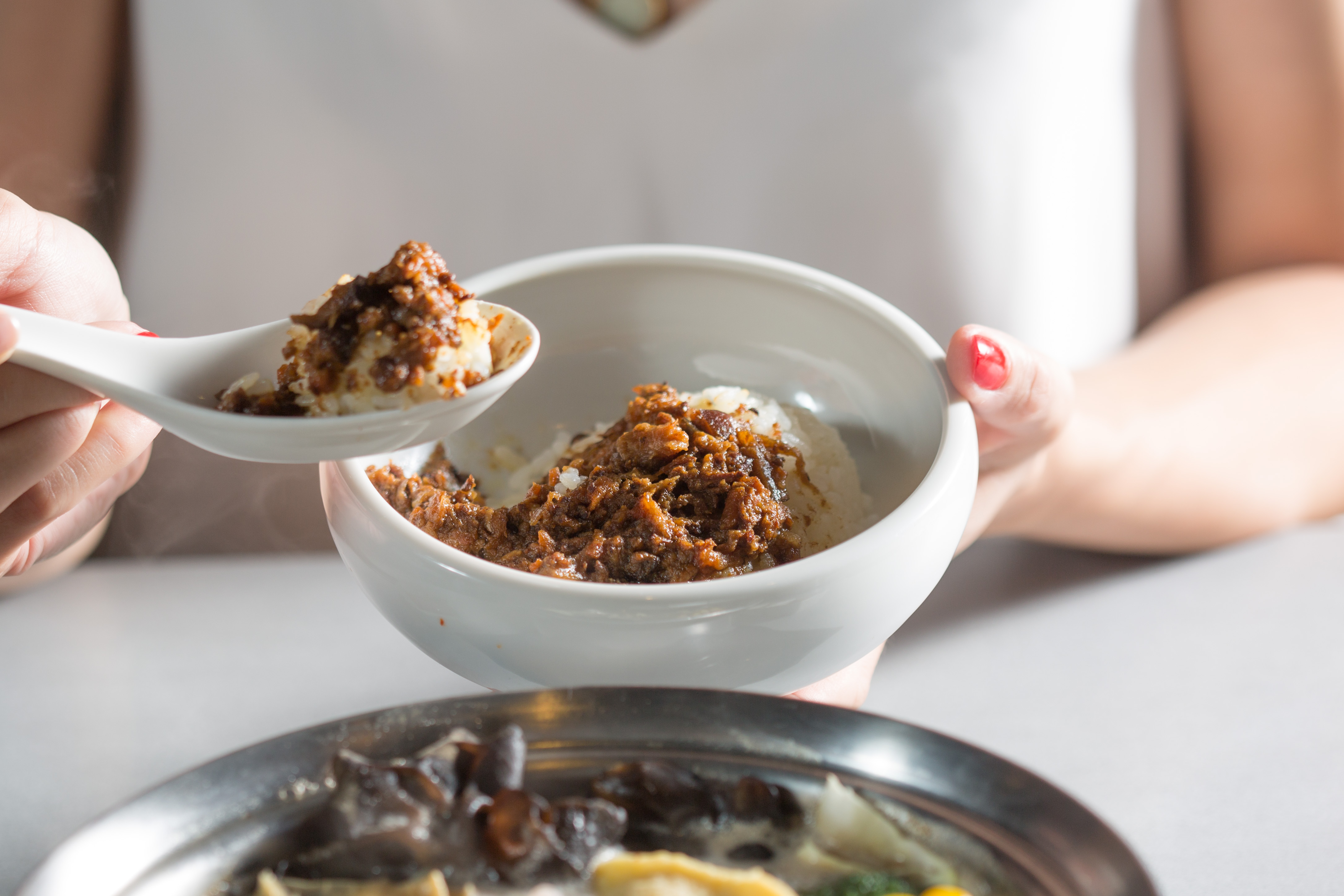 搭配火鍋的「肉大人的阿嬤肉燥飯」，人氣超高，令澱粉控難以招架。（單點，60元／碗，套餐加價30元／碗）