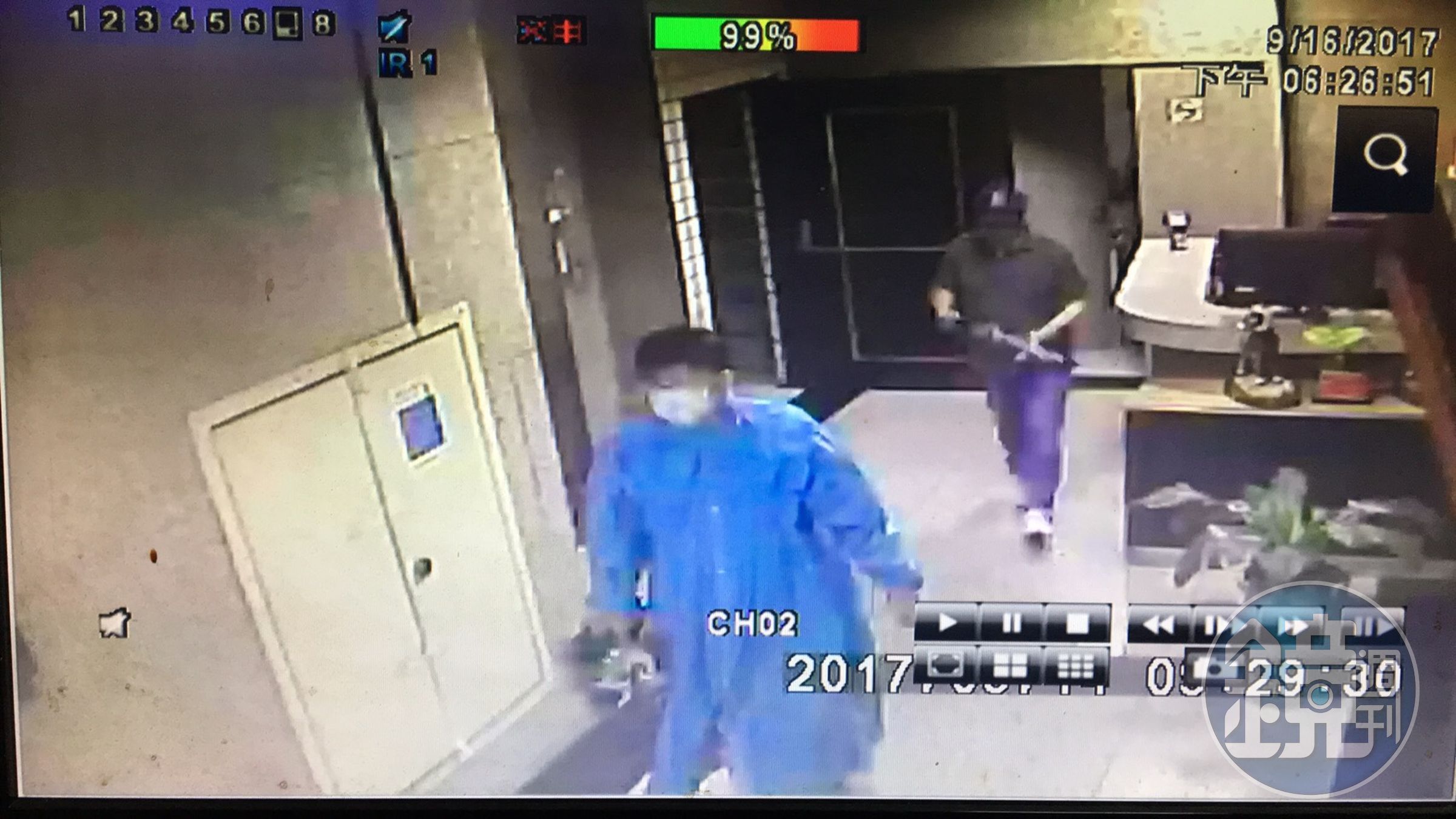 偽目擊者以及雨衣男共從同一棟大樓出入的監視器畫面。