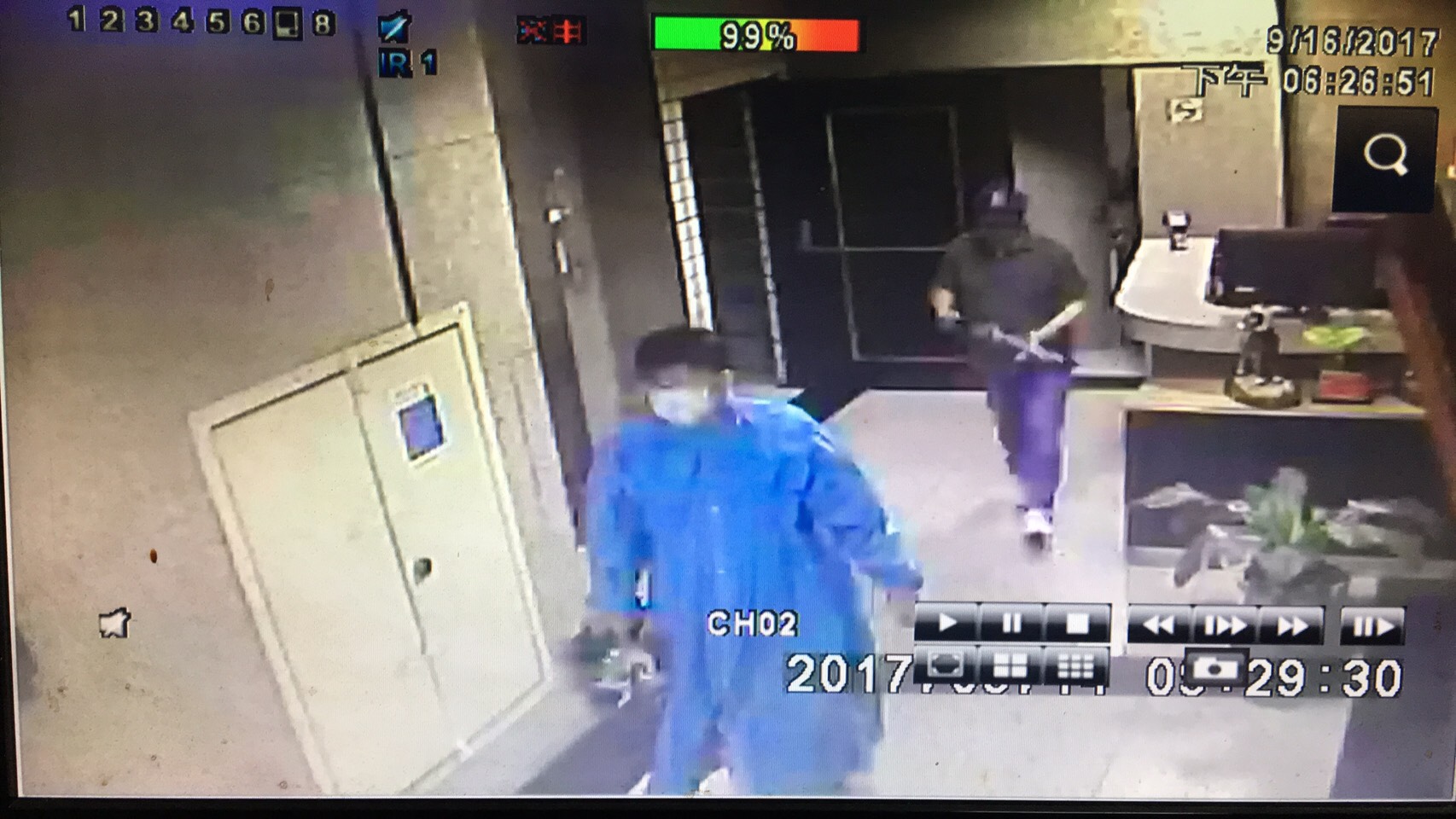 偽目擊者以及雨衣男共從同一棟大樓出入的監視器畫面。