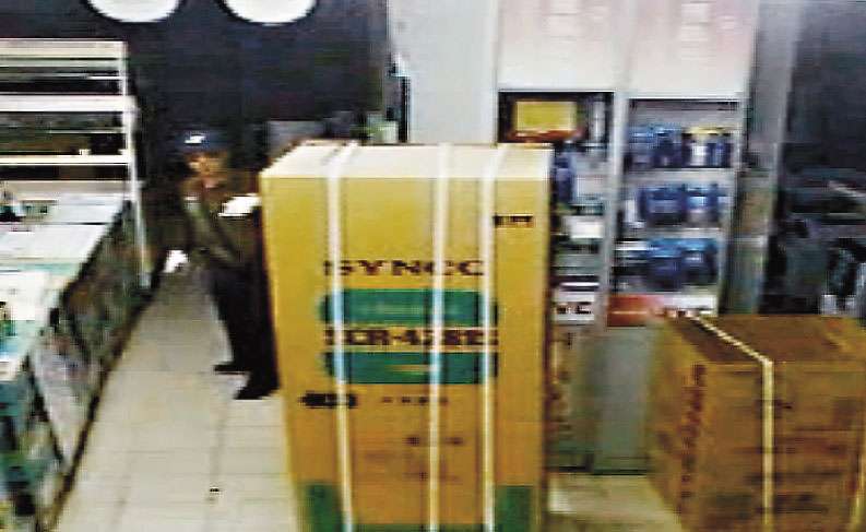 中壢電器行雙屍案露曙光,凶手戴著棒球帽和墨鏡在店內大方走動,殊不知自己的一舉一動皆被拍下。(翻攝畫面)