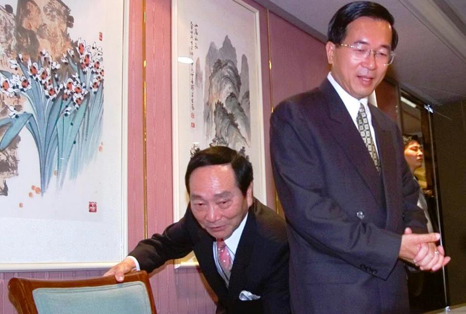 力霸王又曾家族，被控以不實財報掏空旗下公司，王家子女遭判刑入監，王又曾（左）則潛逃海外遭通緝。