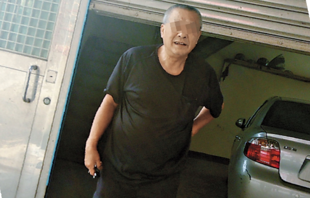 老鄰居說，電器行屋主熱愛賽鴿，地方上盛傳郭姓夫妻其實當了房東的替死鬼。