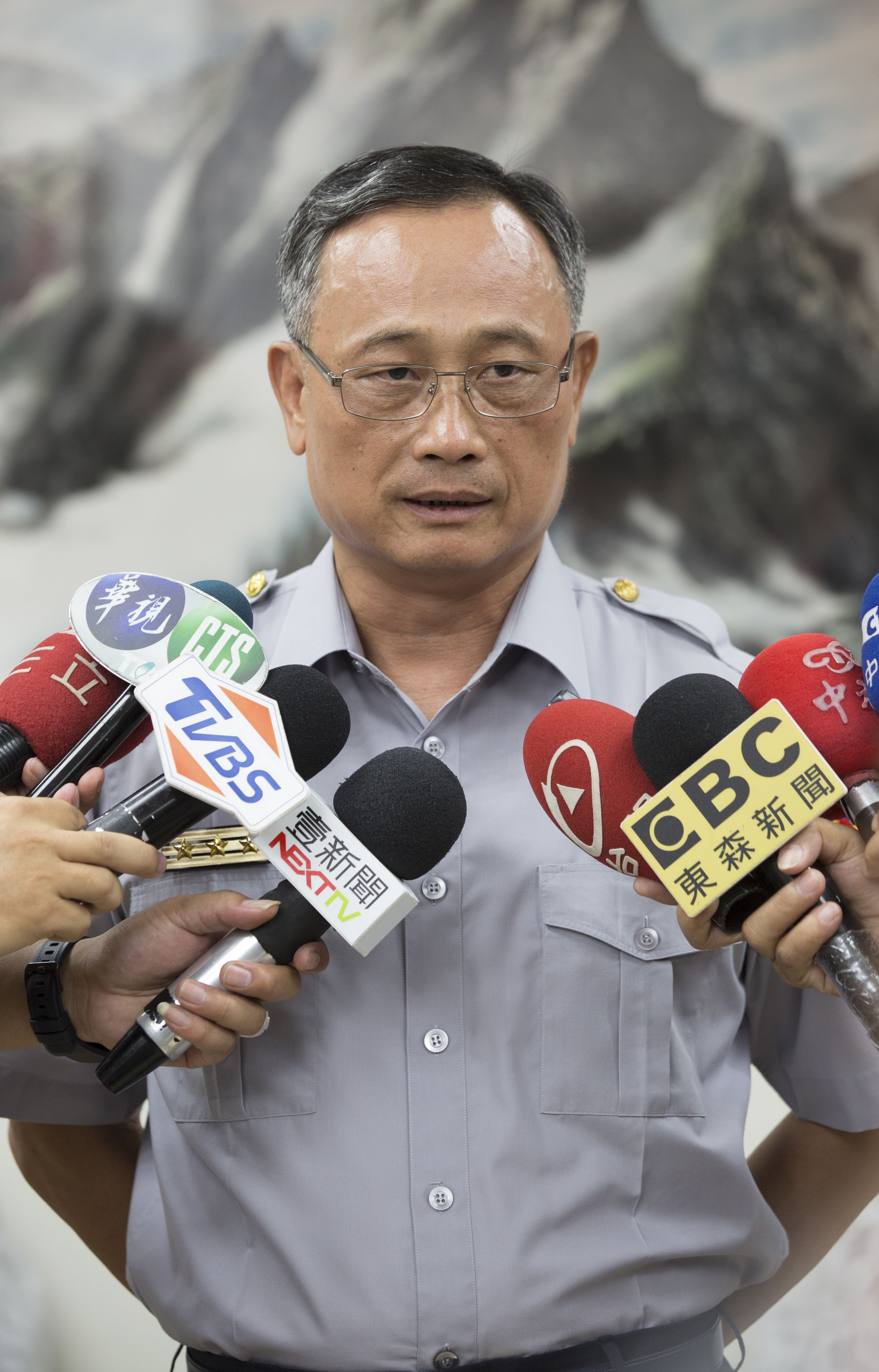 陳家欽面對媒體詢問，表情嚴肅坦言新職對他來說壓力很大。