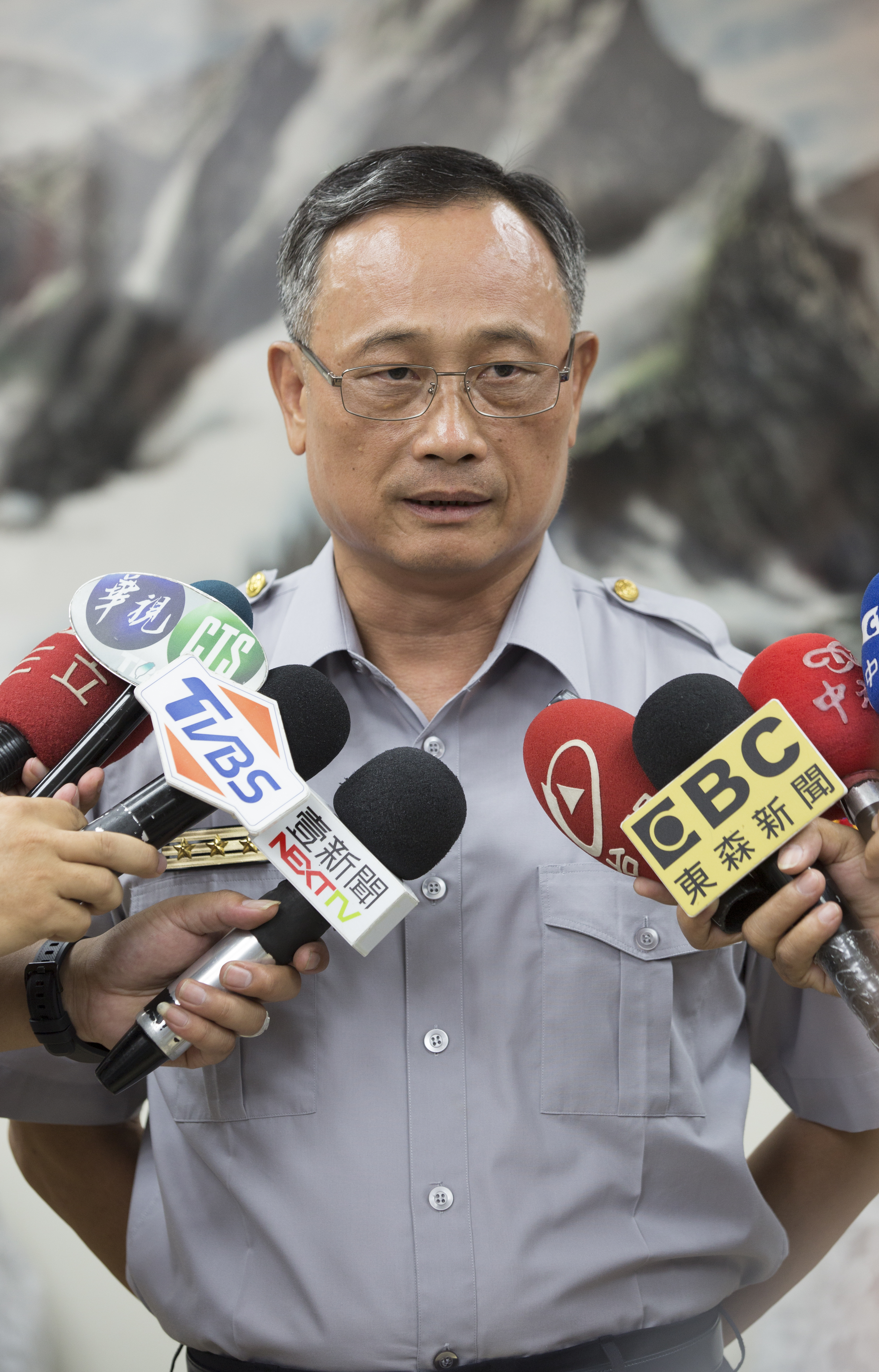 陳家欽面對媒體詢問，表情嚴肅坦言新職對他來說壓力很大。