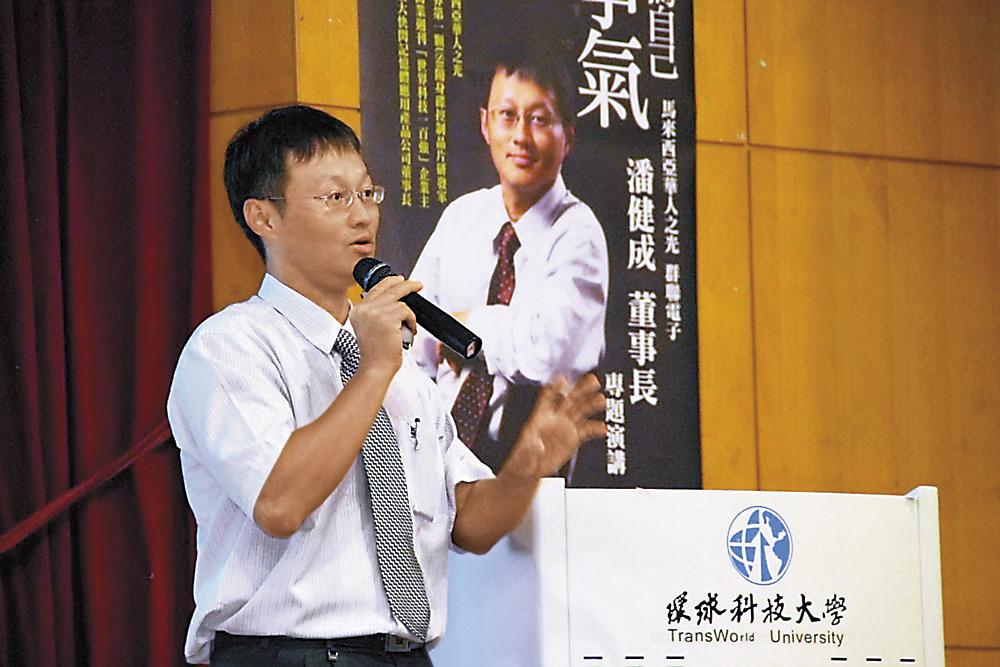 群聯董座潘健成是農家子弟出身，最愛到校園分享創業經驗，鼓勵學生只要有夢想，路就不會太遙遠。（翻攝環球科技大學國際部落格）
