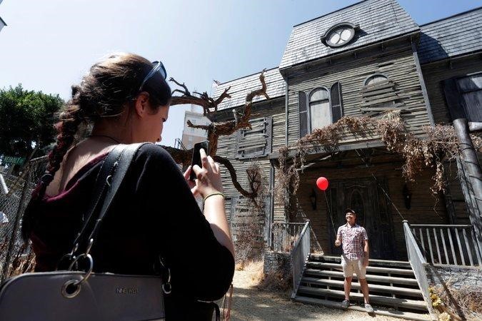 華納電影公司在洛杉磯重現《牠》片中那幢2層樓的鬼屋，讓民眾免費參觀、鼓勵他們拍照上傳。（翻攝自網路）