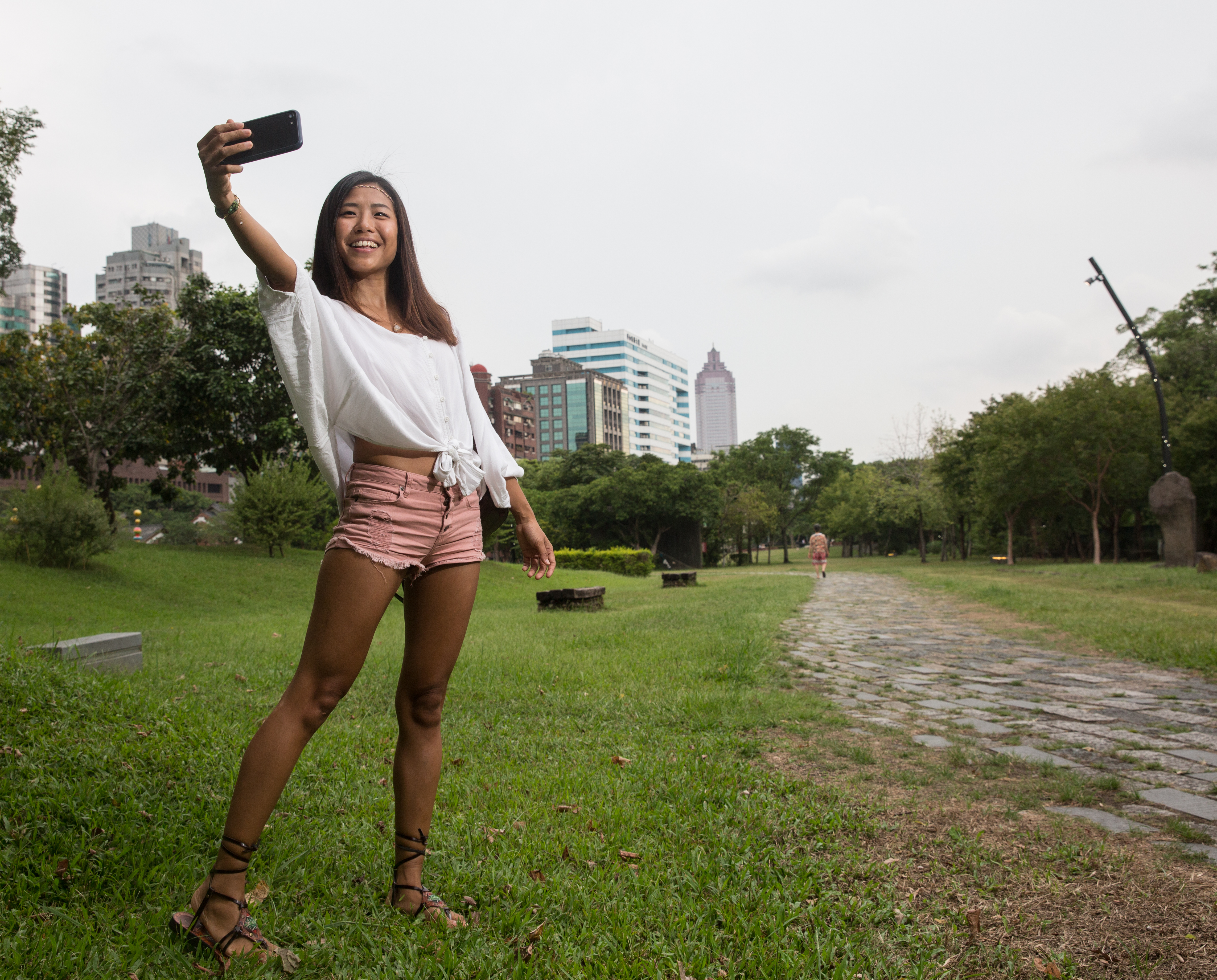 外表開朗活潑、有「CC」外號的陽光女孩謝昕璇，目前雖收入不穩定，但她每月編預算、每天記帳，依然能達成存錢目標。