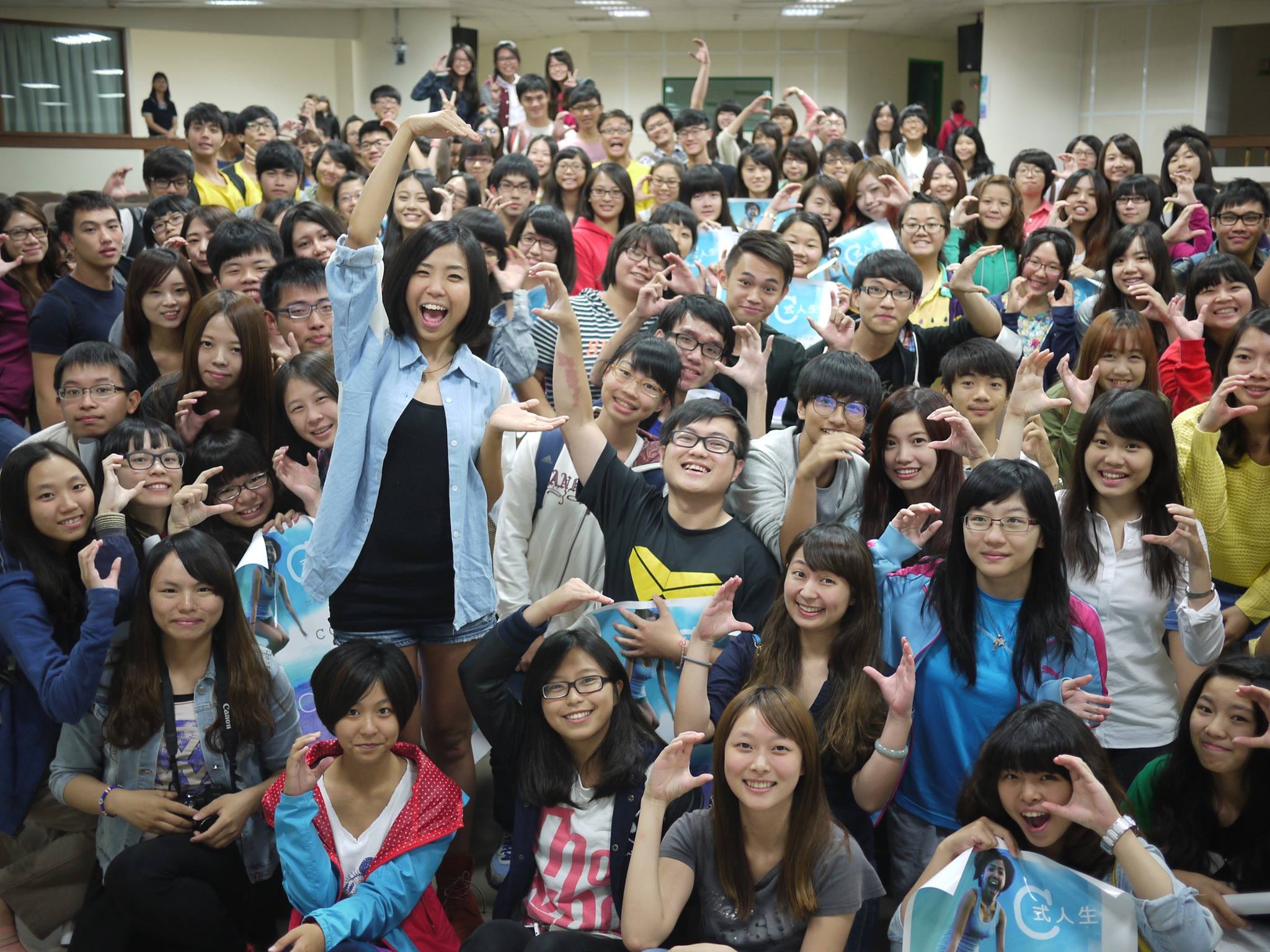 雖然謝昕璇是沒有固定收入、接案的自由業者，但手上4張儲蓄險創造出來的利息，變成了一種額外的現金流。（翻攝臉書）