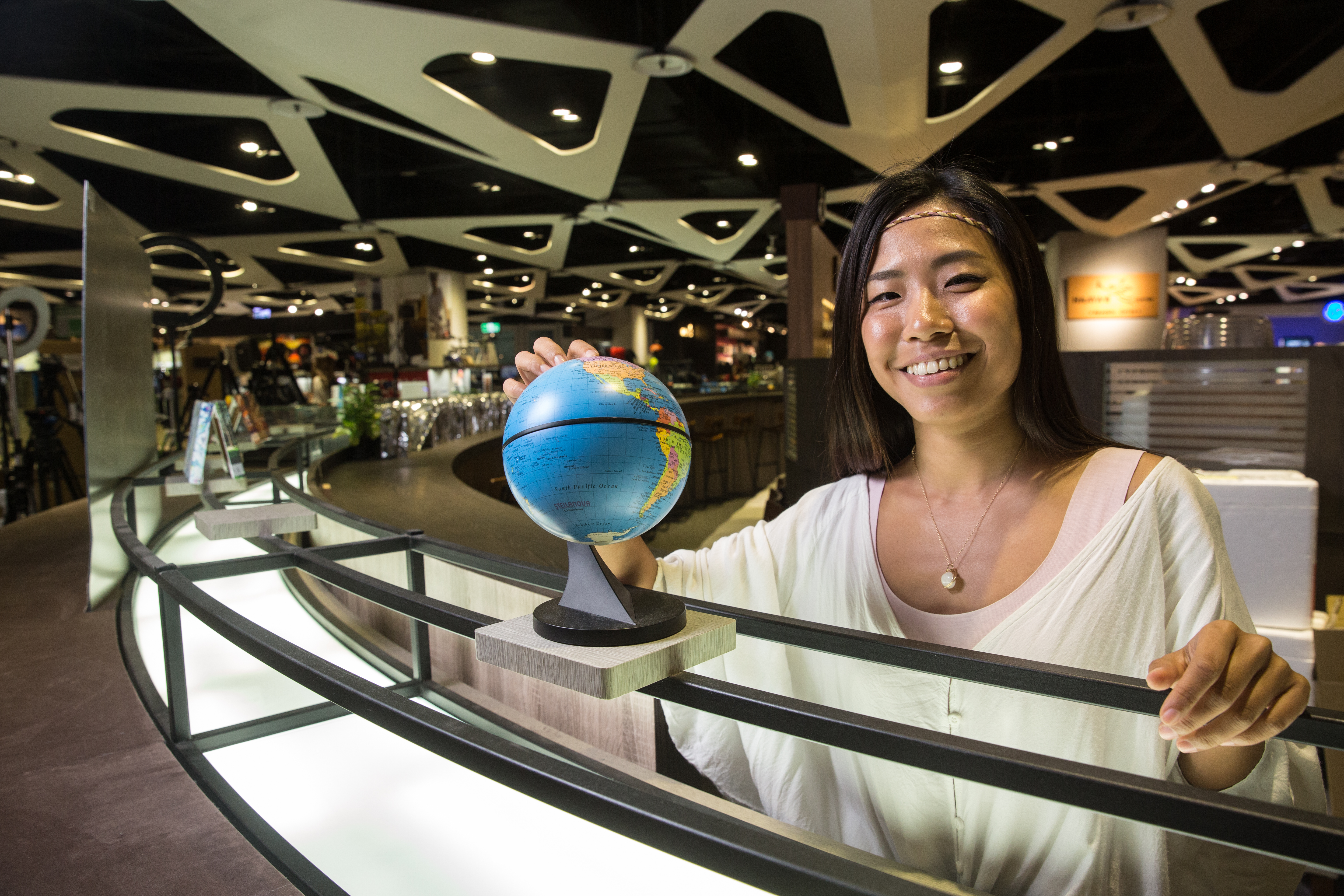 立志當旅遊冒險家的謝昕璇，生平第一次出國的旅行基金，竟是來自一張國中時存零用錢買的儲蓄險、到大學時保單期滿拿回的6萬元。