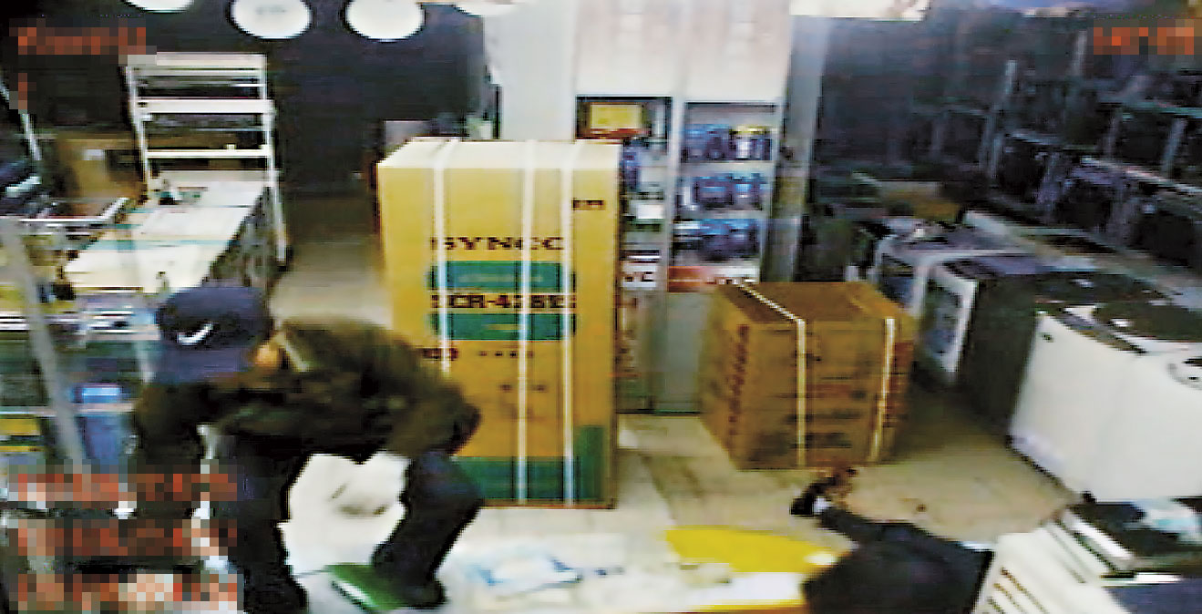 歹徒下手凶殘，一槍一刀就奪走2條人命，臨走前還割斷電話線阻止被害人求救。（翻攝畫面）