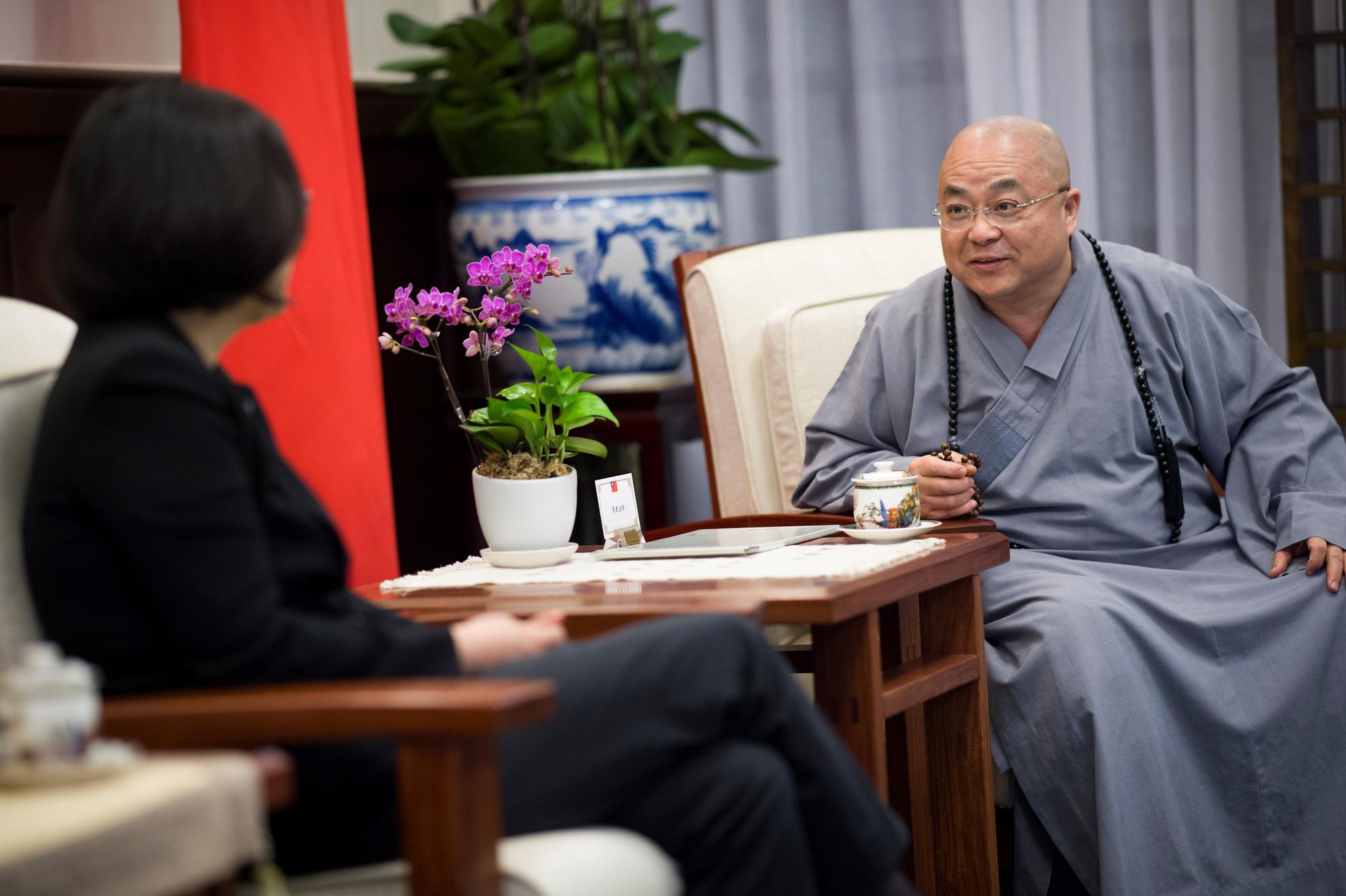 總統蔡英文(左)去年11月曾在總統府接見果東法師。(總統府提供)
