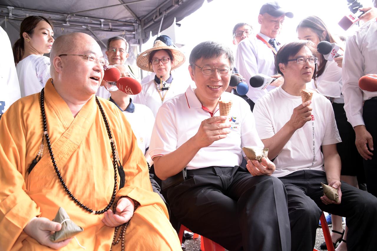 台北市長柯文哲（中）也常向果東法師（左）請益。（台北市政府提供）