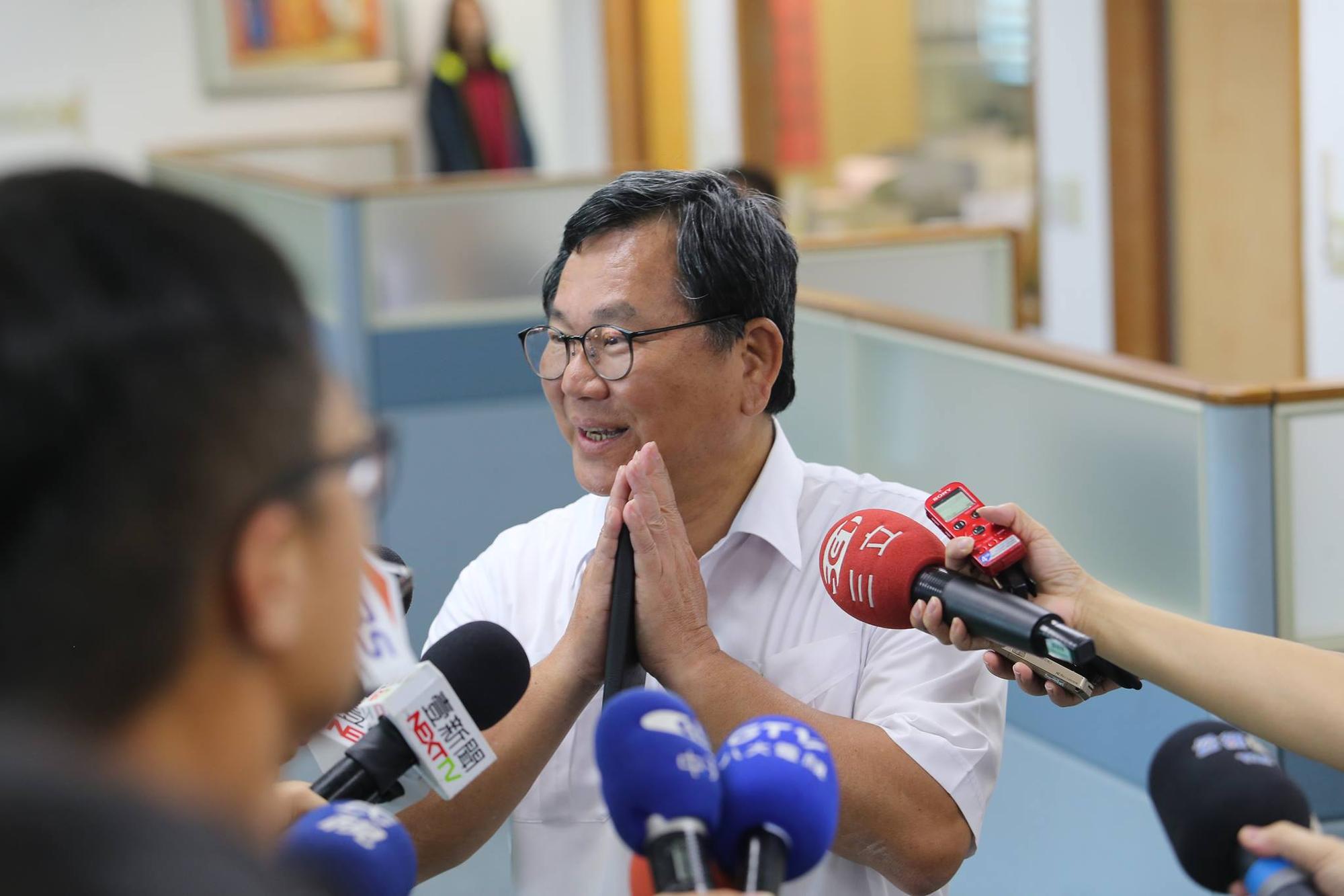 民進黨立委陳明文今出席民進黨中常會前受訪，被問到張花冠提告一事，連忙雙手合十、倒退嚕離開。