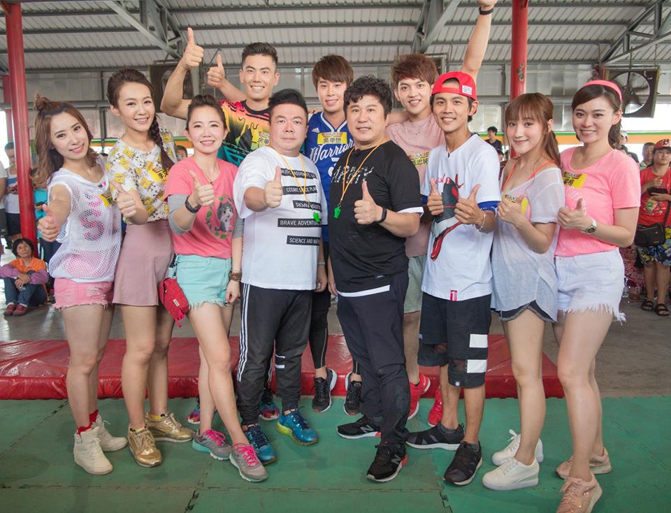 胡瓜靠主持十多年的《綜藝大集合》入圍綜藝節目主持人獎。（民視提供）