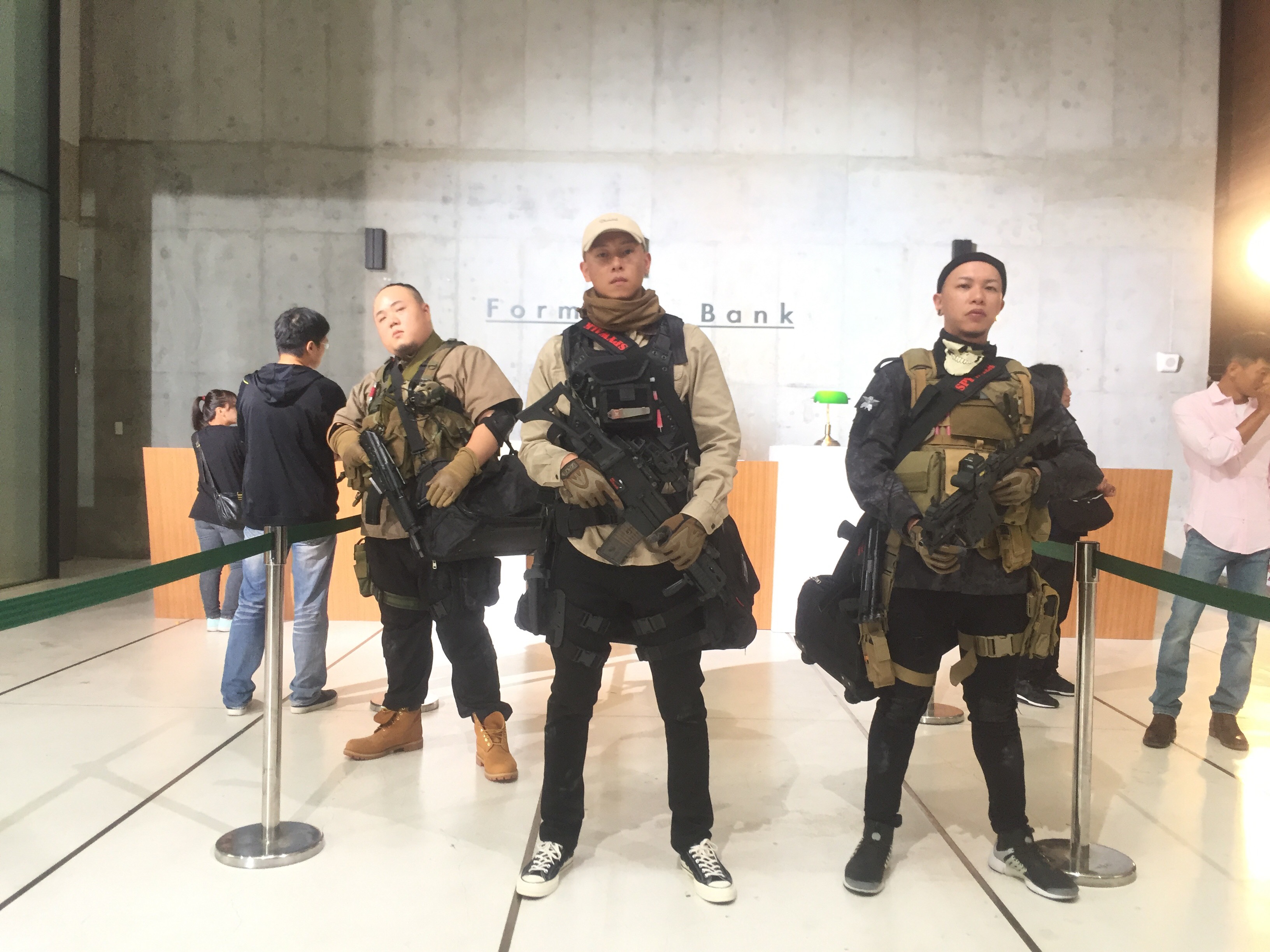 頑童MJ116推首波歌曲〈飆高速〉MV，化身銀行搶匪。（本色提供）