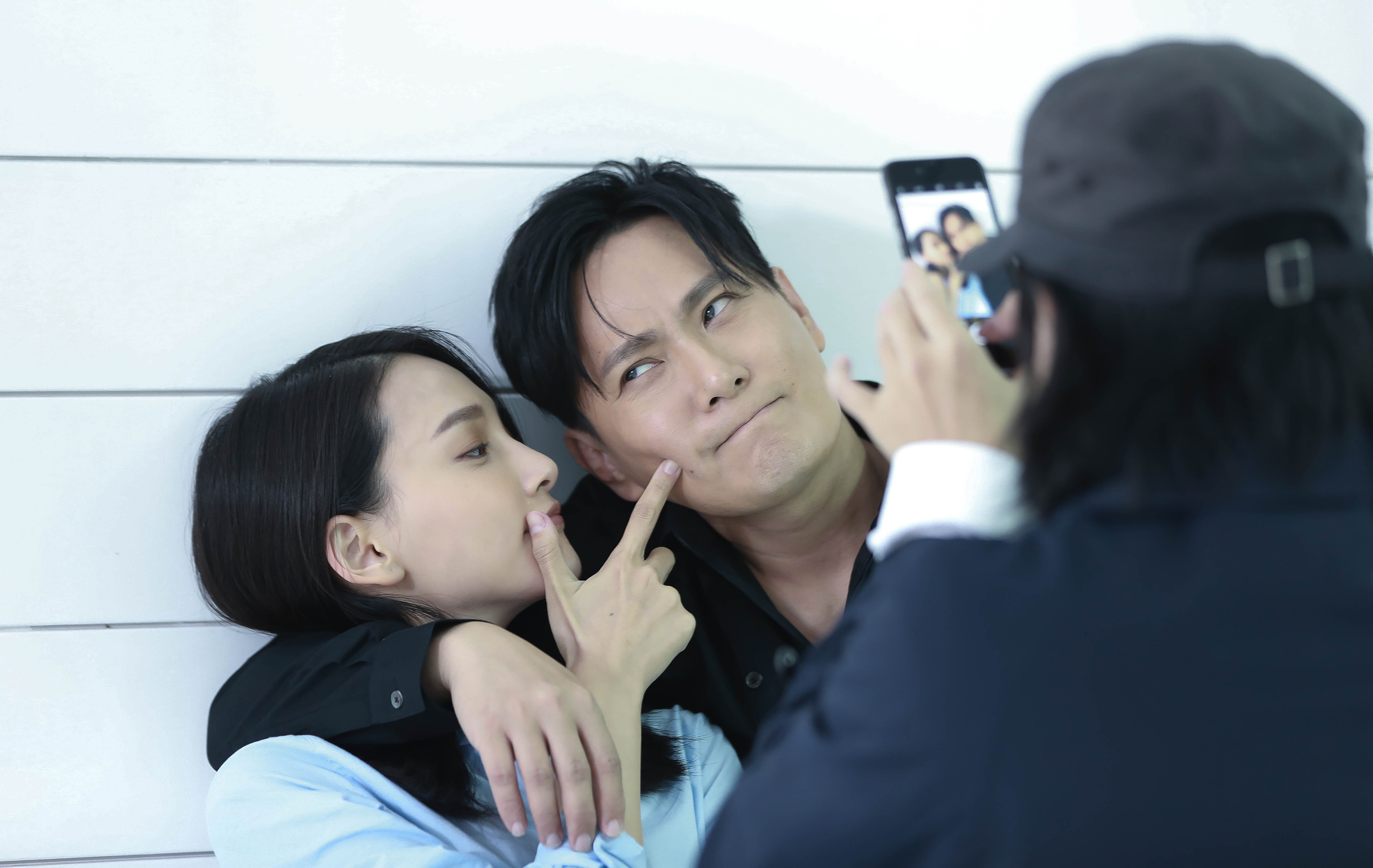 張信哲與「小周迅」林映唯一起拍攝MV，工作空檔玩自拍。