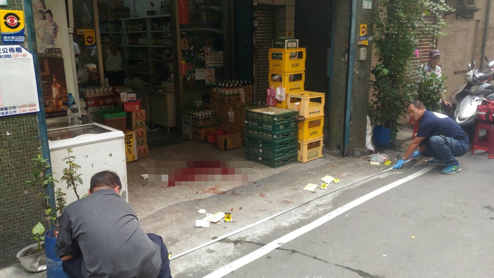 警方在槍擊現場拉封鎖線蒐證。