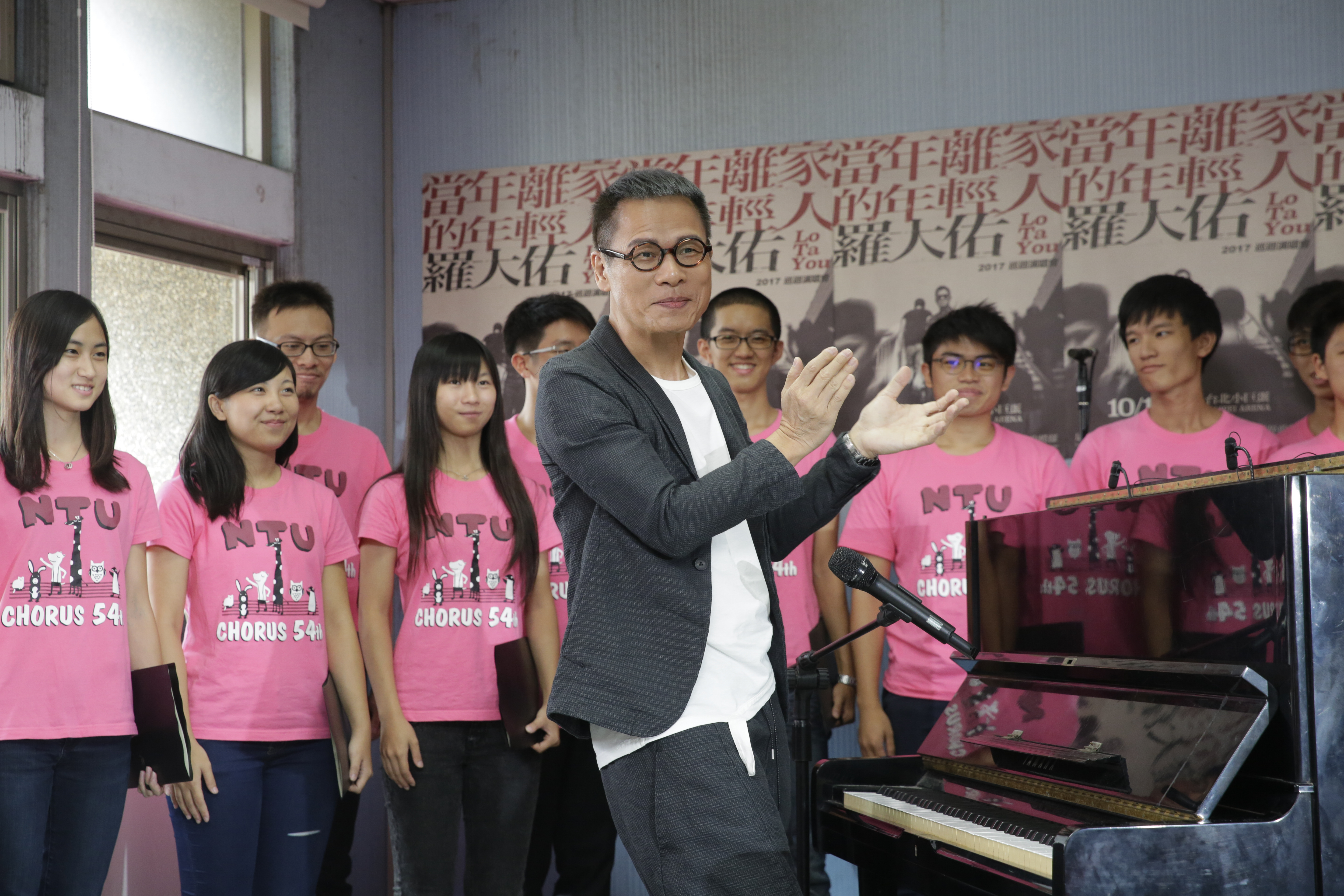 羅大佑演唱會找來台大合唱團助陣。