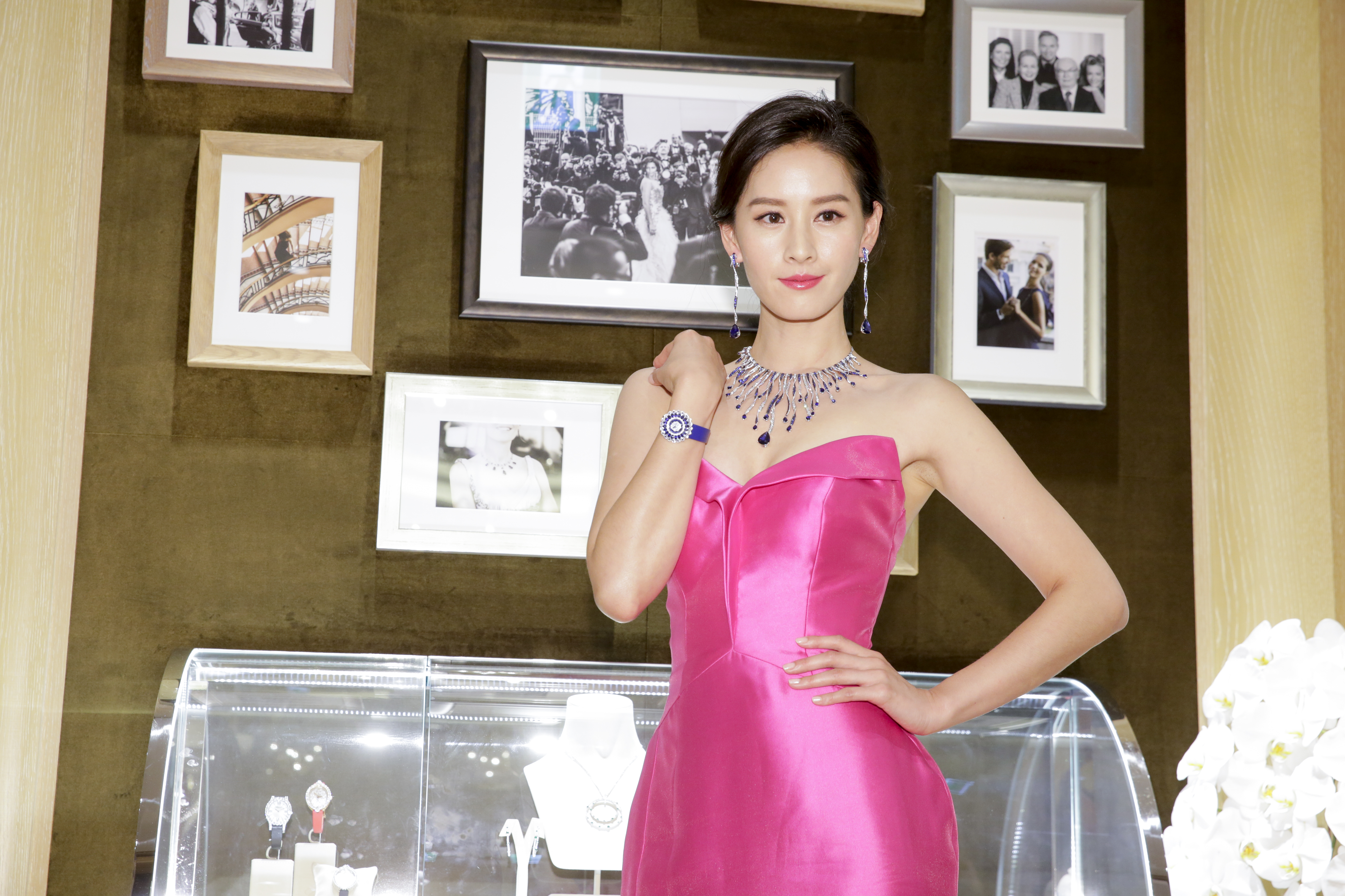 曾愷玹穿著桃色低胸晚禮服出席活動，展演蕭邦頂級珠寶。