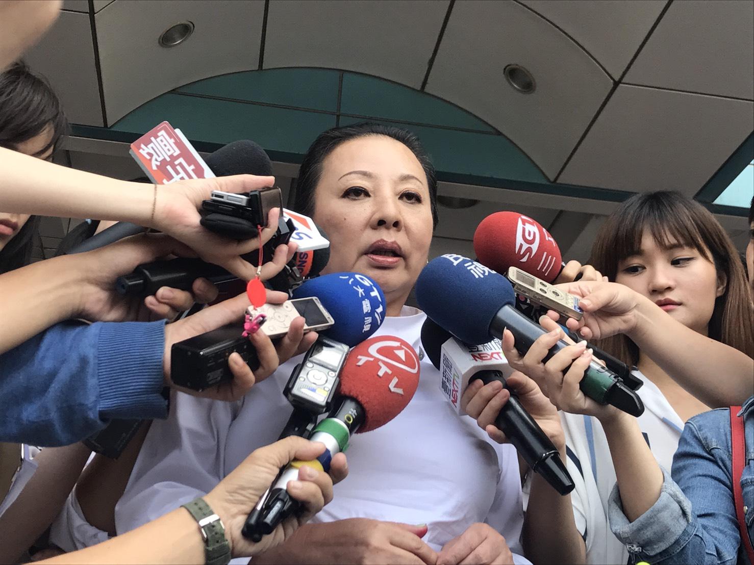 嘉義縣長張花冠今出席民進黨中常會時接受訪問。