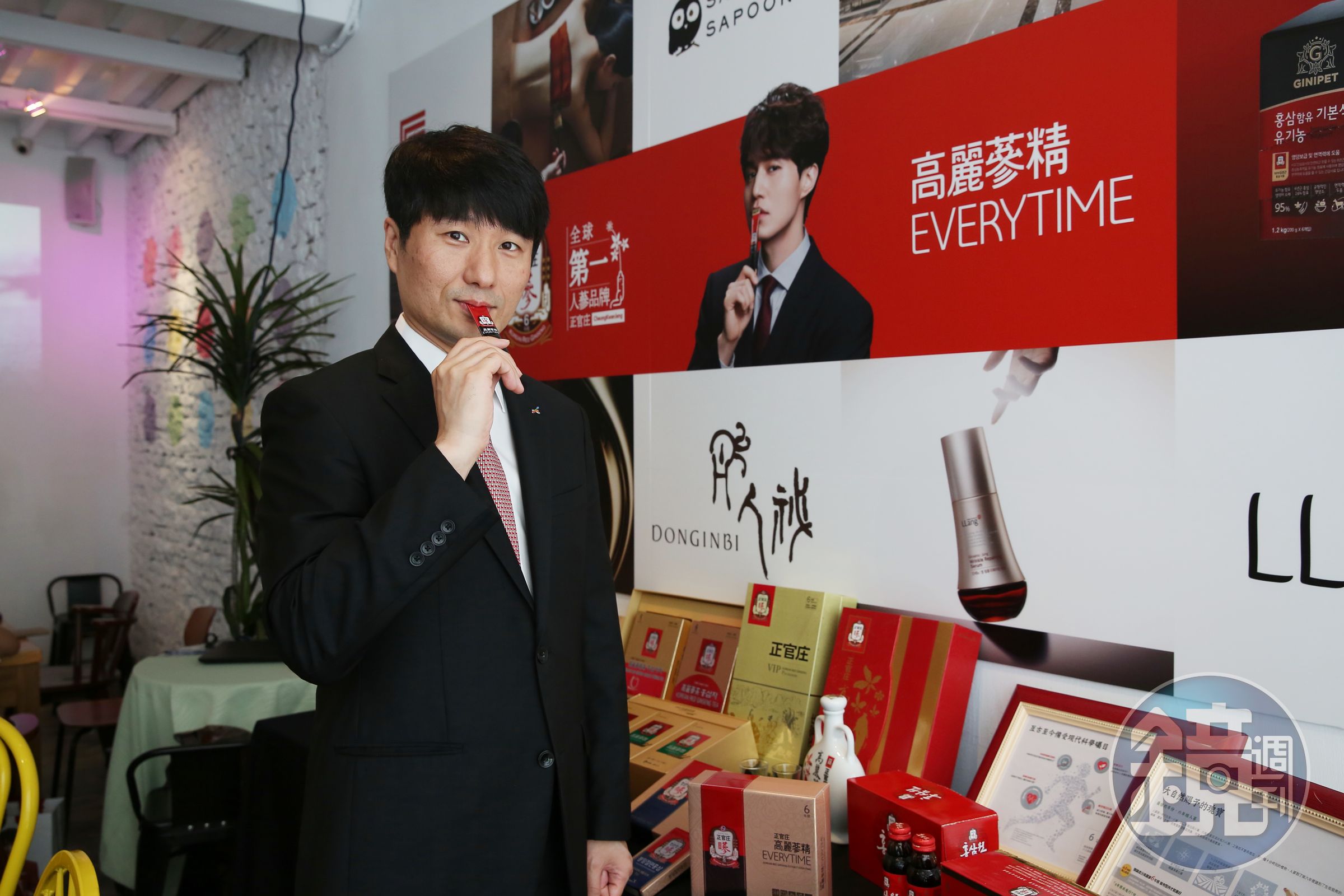 台灣正官庄法人董事長奇鉉珉喝著高麗蔘精，小包裝設計即撕即飲，相當方便。（高麗蔘精精純版，3300元／30入）