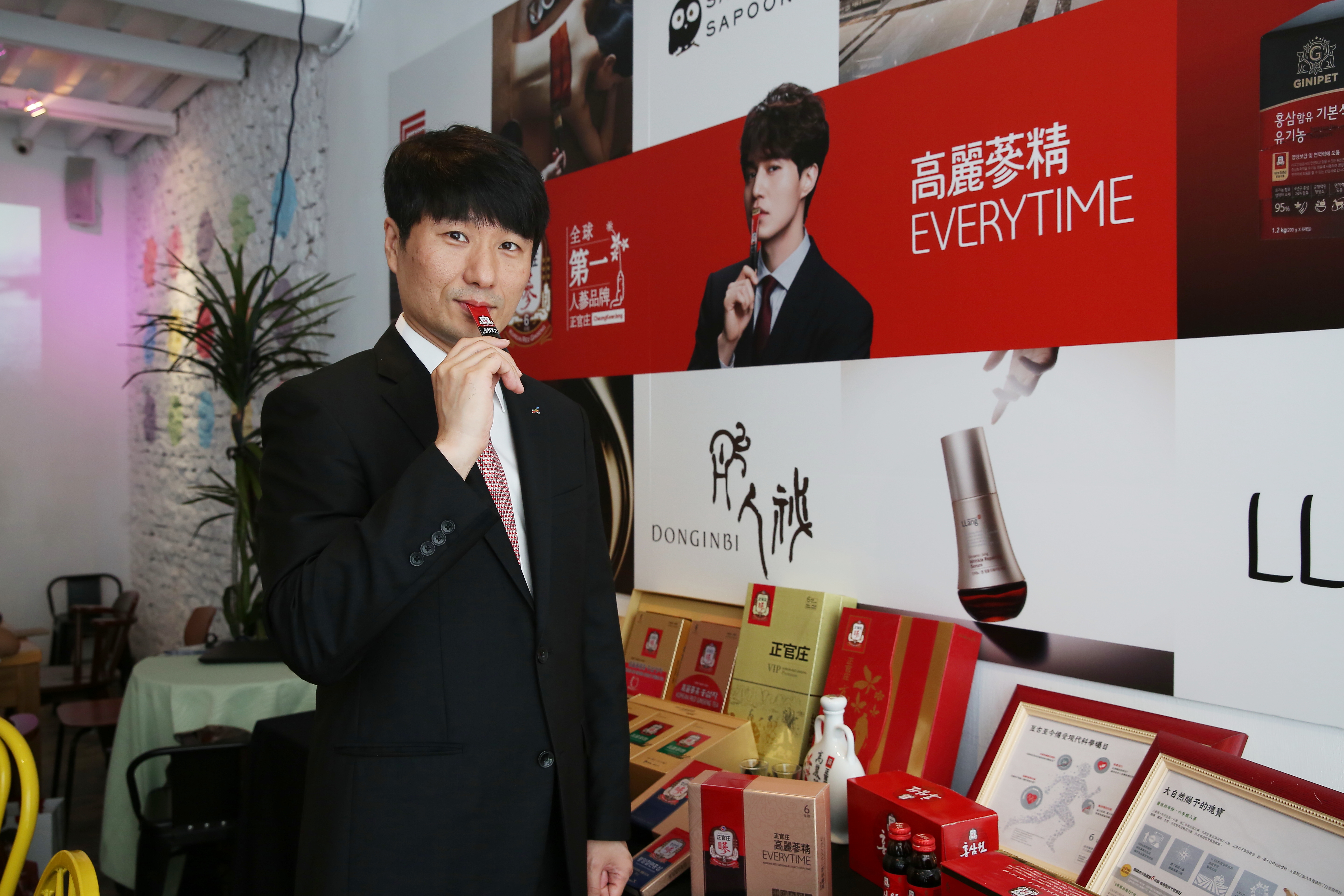 台灣正官庄法人董事長奇鉉珉喝著高麗蔘精，小包裝設計即撕即飲，相當方便。（高麗蔘精精純版，3300元／30入）