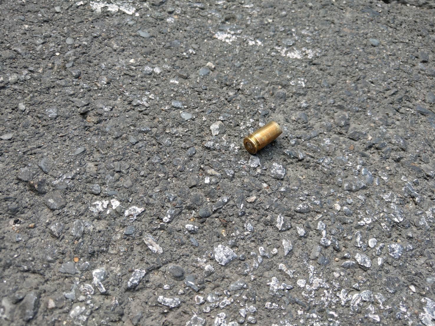警方在現場撿到10枚彈殼。
