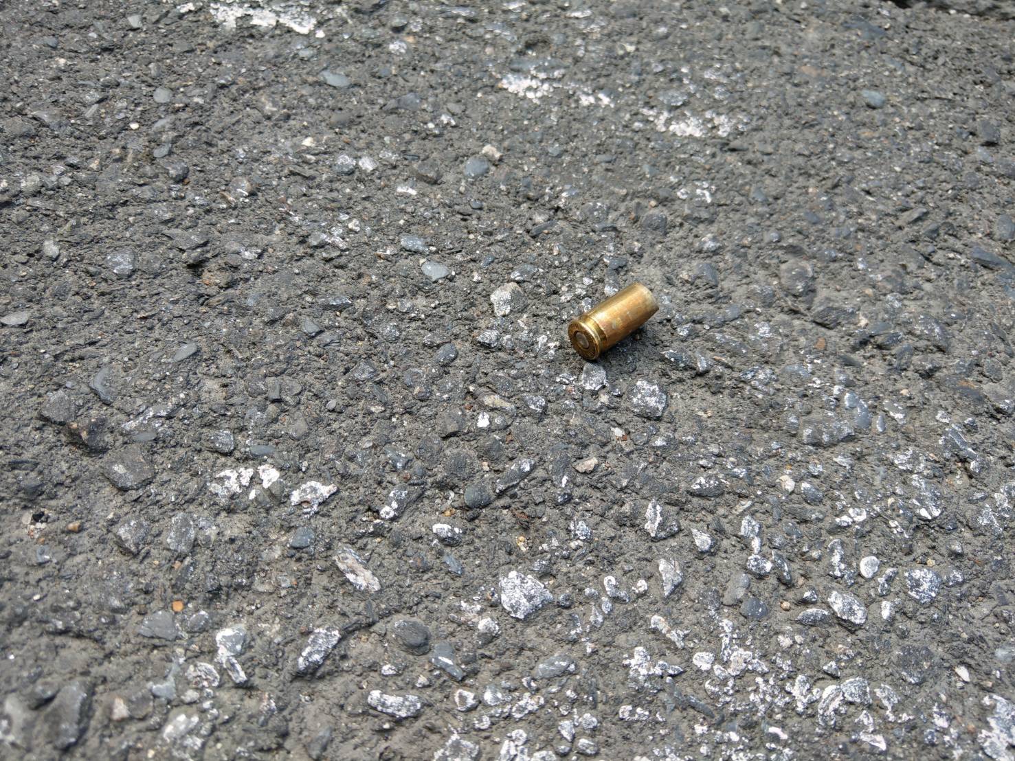 警方在現場撿到10枚彈殼。