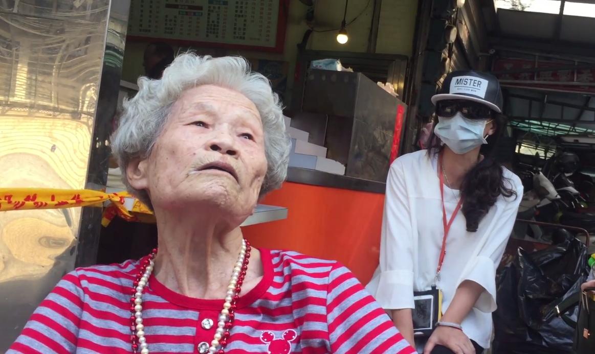 林立昌身受重傷、倒臥在血泊之中,兒子慘狀讓林母心疼不已。