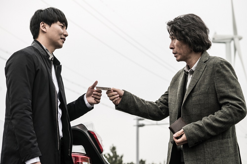 金南佶為《殺人者的記憶法》增重14公斤，對戲的薛耿求（右）笑說：「他身體像石頭一樣結實！」