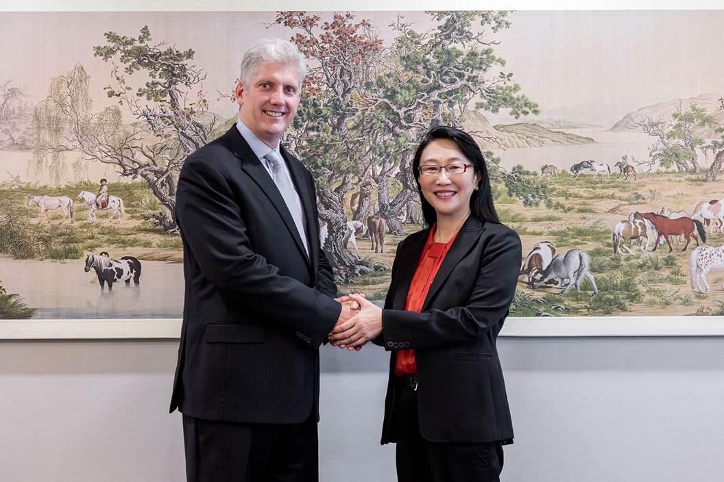 hTC 董事長兼執行長王雪紅與Google硬體資深副總裁Rick Osterloh,共同宣布簽訂11億美元合作協議。(hTC提供)
