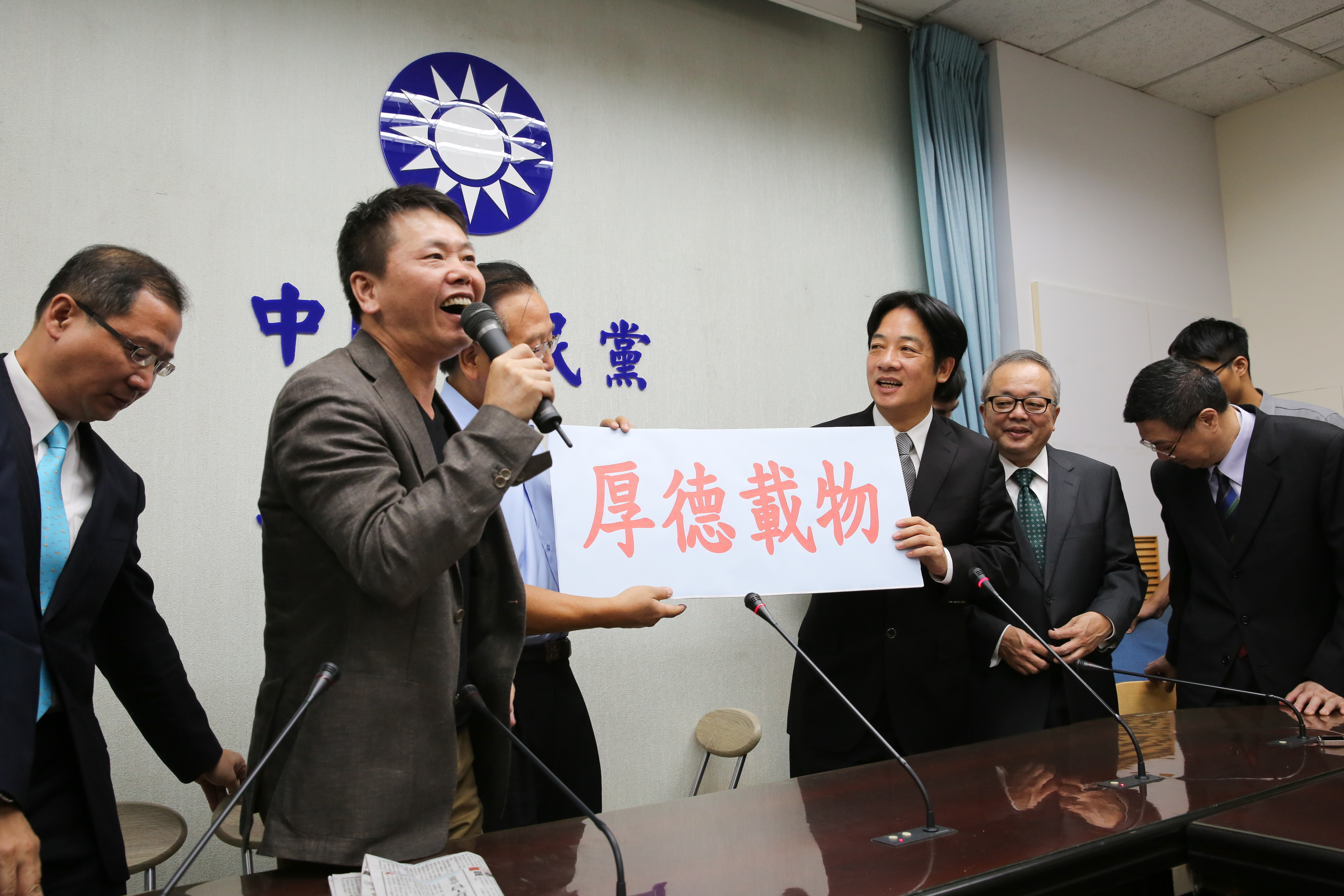 國民黨團在21日上午的朝野協商會議中，否決22日立院就開議的建議。圖為日前行政院長賴清德拜會國民黨團。