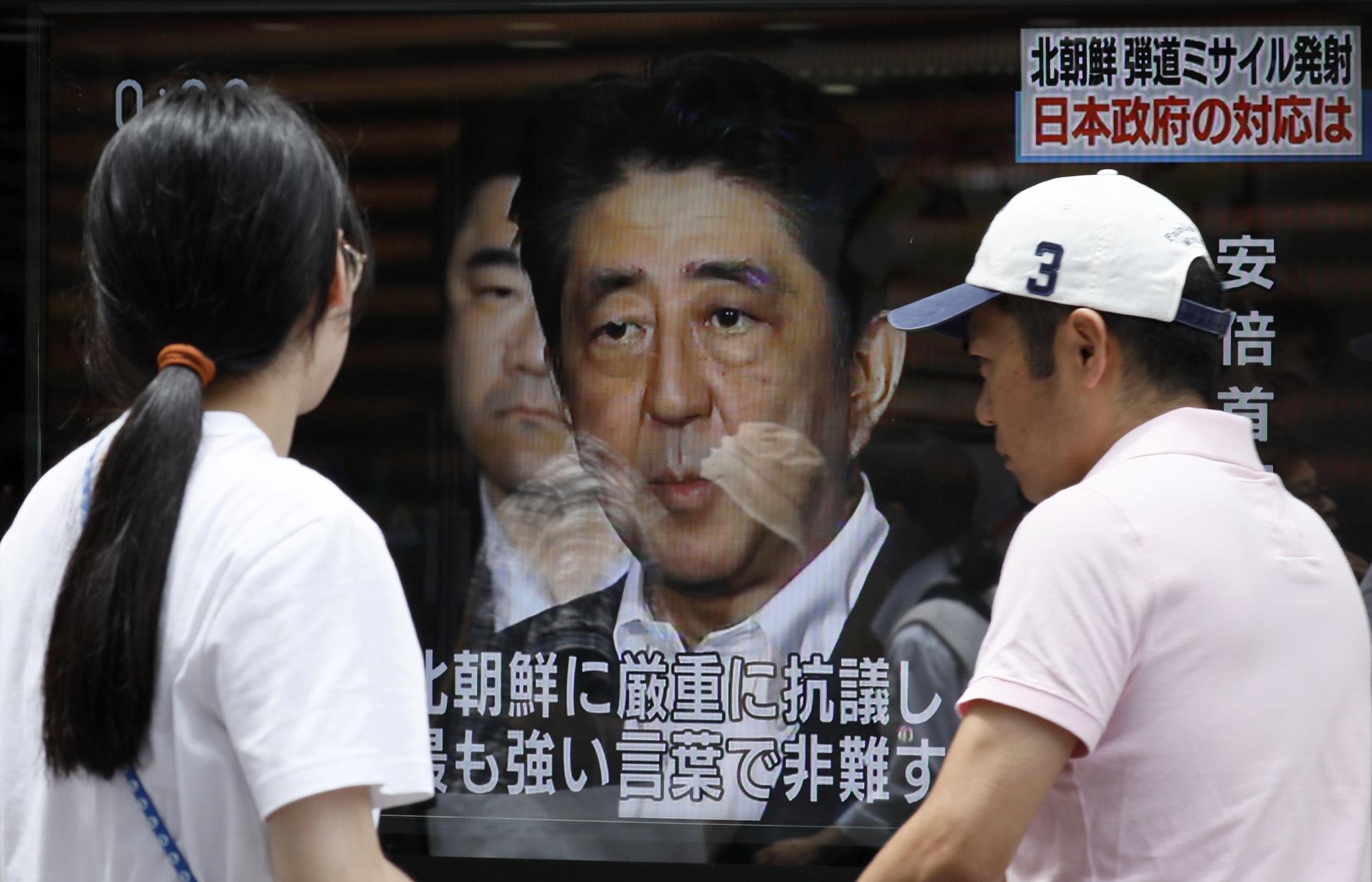 2012年上台以來，安倍一直住在「自宅」，通勤去首相官邸上班。但北韓最近多次發射飛彈，剛好都碰到安倍「留宿」官邸，因而能及時做出指示，強化民眾對於政府危機處理能力的印象。（東方IC）
