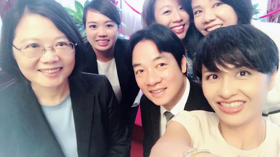 總統蔡英文(左)今邀民進黨團立委餐敘,民進黨立委邱議瑩(右1)在臉書貼出與蔡、閣揆賴清德等人的自拍照。