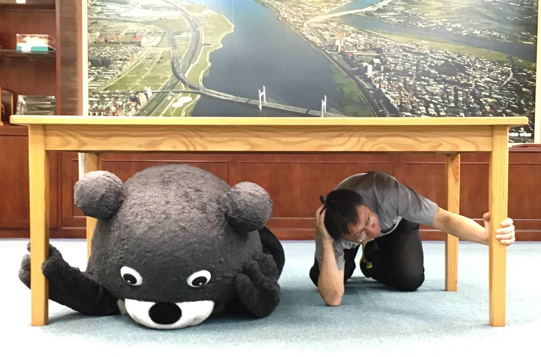 熊讚在臉書上貼出去年與市長柯文哲（右）一起參與防災演練的照片。