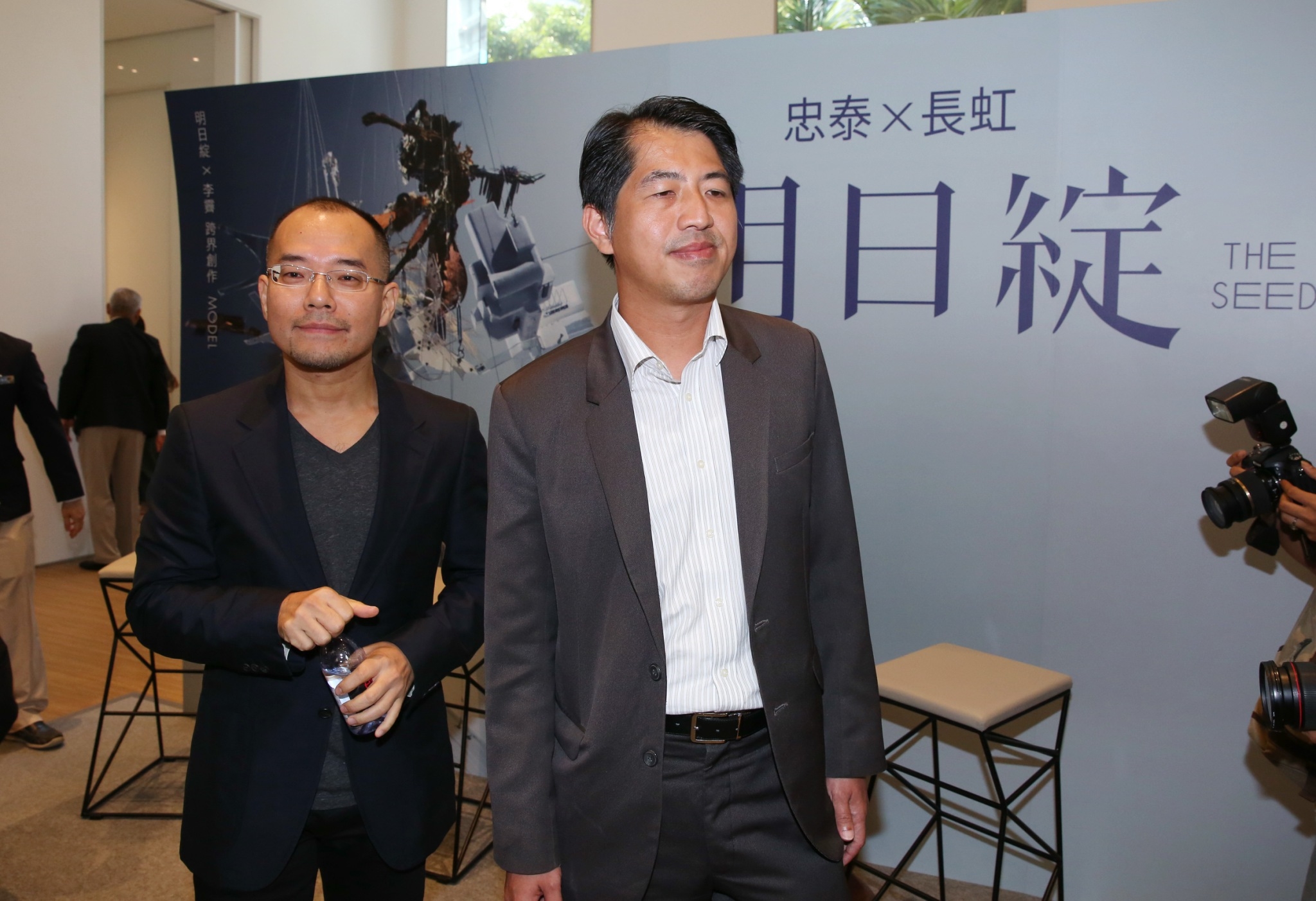 忠泰建設副董李彥良（左）、長虹建設總經理李耀中（右）攜手蓋二代宅，全案由日本建築師團紀彥設計。