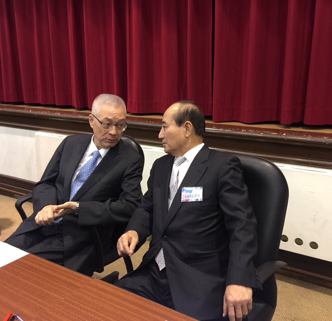 國民黨主席吳敦義與立委王金平出席立法實務研討會時，2人交換意見。