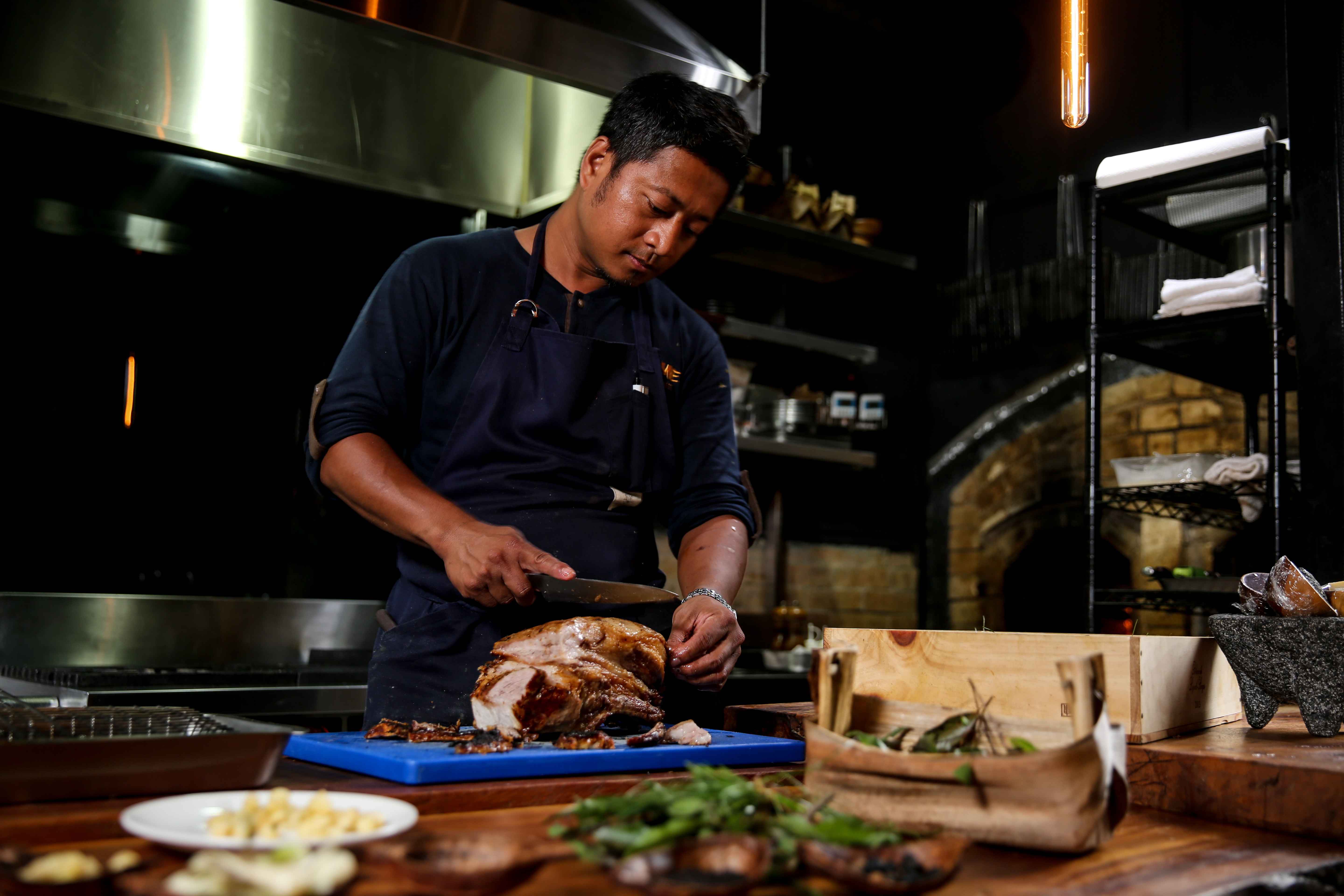 彭天恩（Alex）用精緻的燒烤手路菜，翻轉外界對原住民料理的刻板印象。