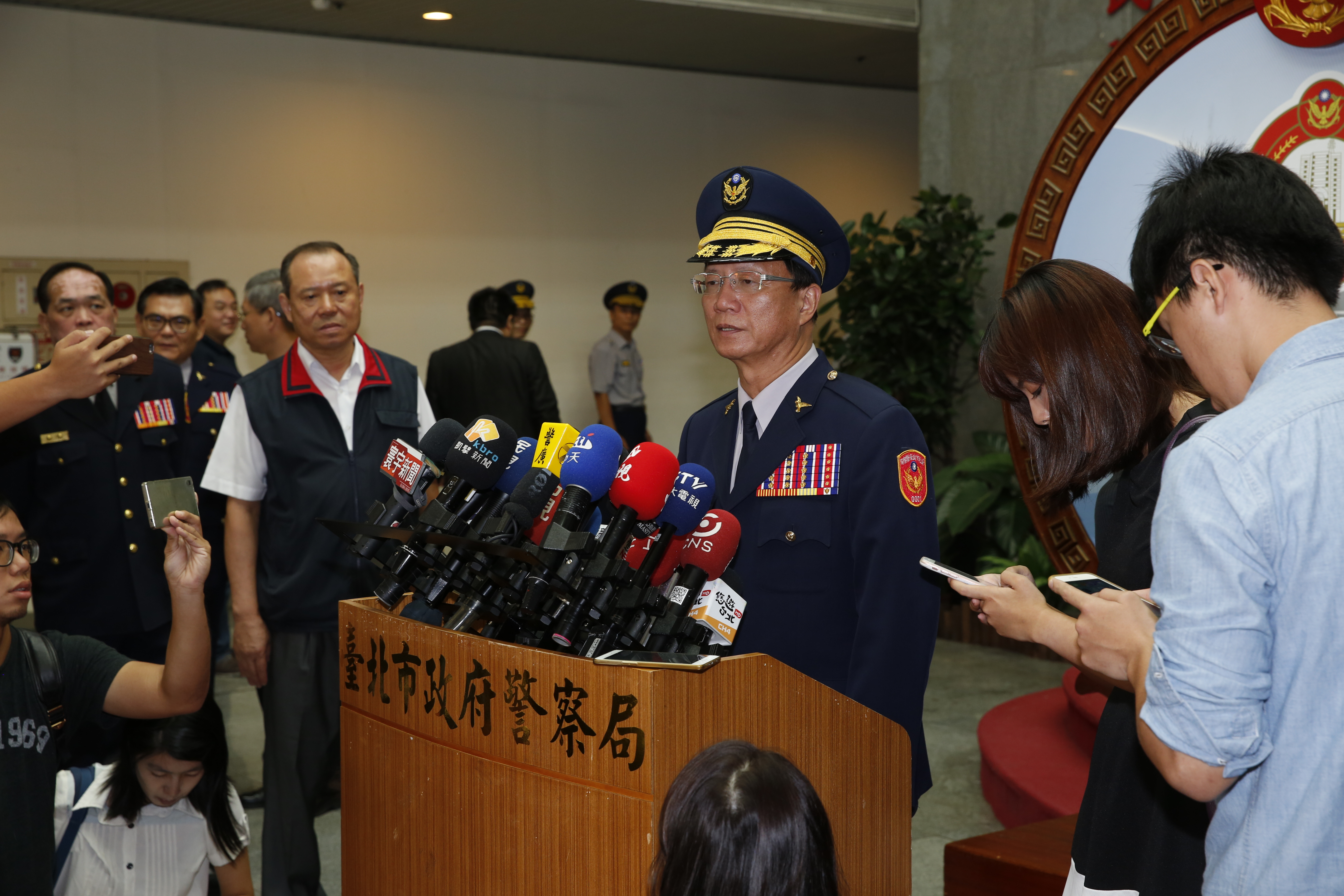 台北市警局局長交接,新局長陳嘉昌(右)。