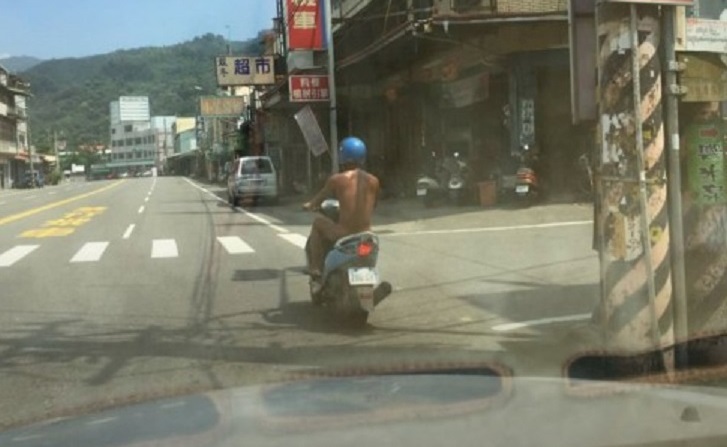 警方表示，裸騎士不露點就沒違法；除非有人覺得被性騷擾，提出投訴後警方才有立場介入。