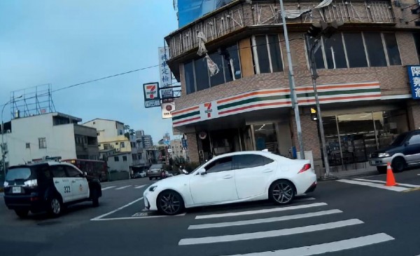 李男酒駕等紅燈時在路邊睡著，後方來車怎麼按喇叭他都醒不過來。