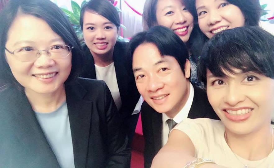 總統蔡英文(左)今邀民進黨團立委餐敘,民進黨立委邱議瑩(右1)在臉書貼出與蔡、閣揆賴清德等人的自拍照。(翻攝邱議瑩臉書)