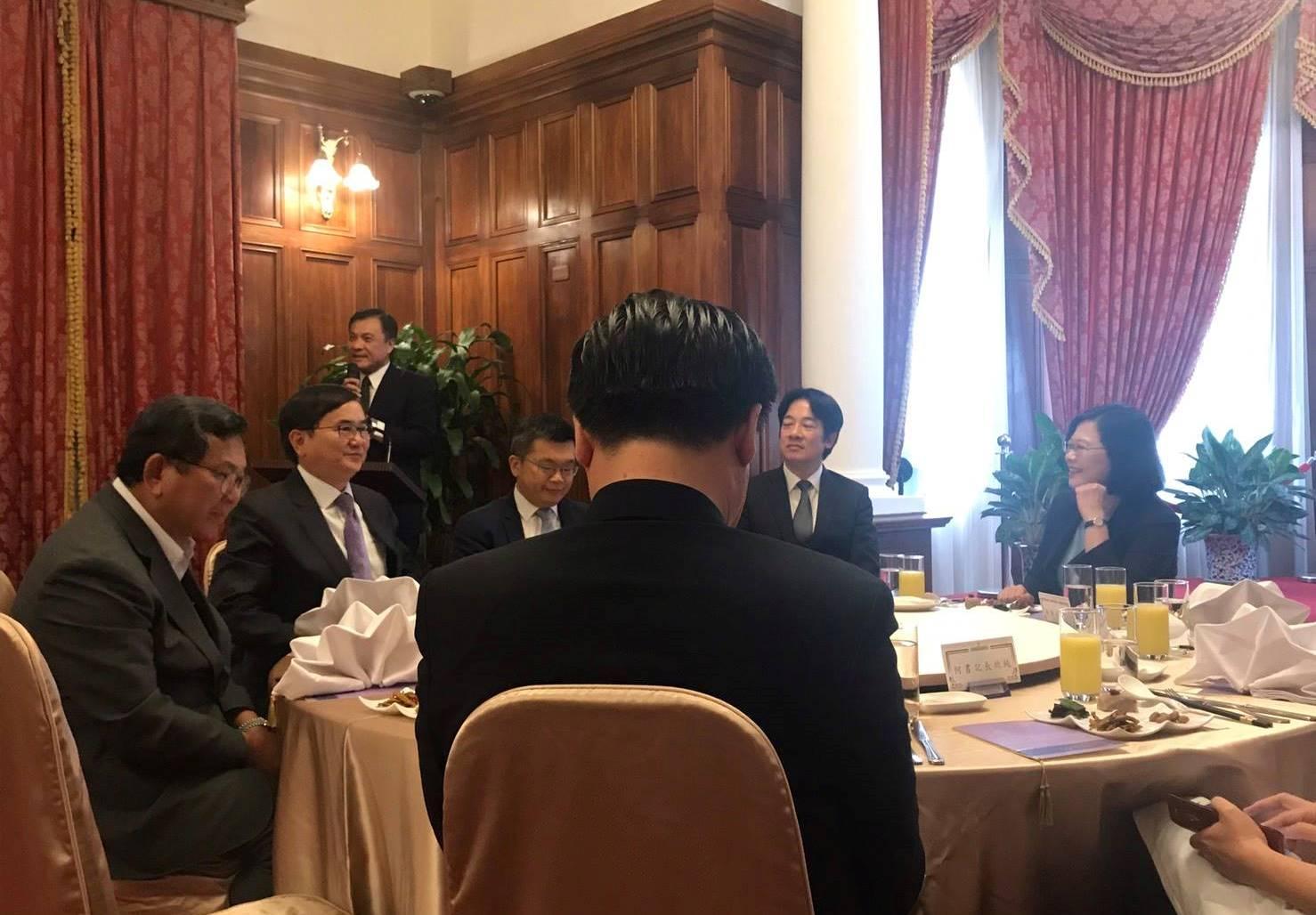 民進黨立委陳明文在臉書貼出今午午宴的主桌照。(翻攝陳明文臉書)