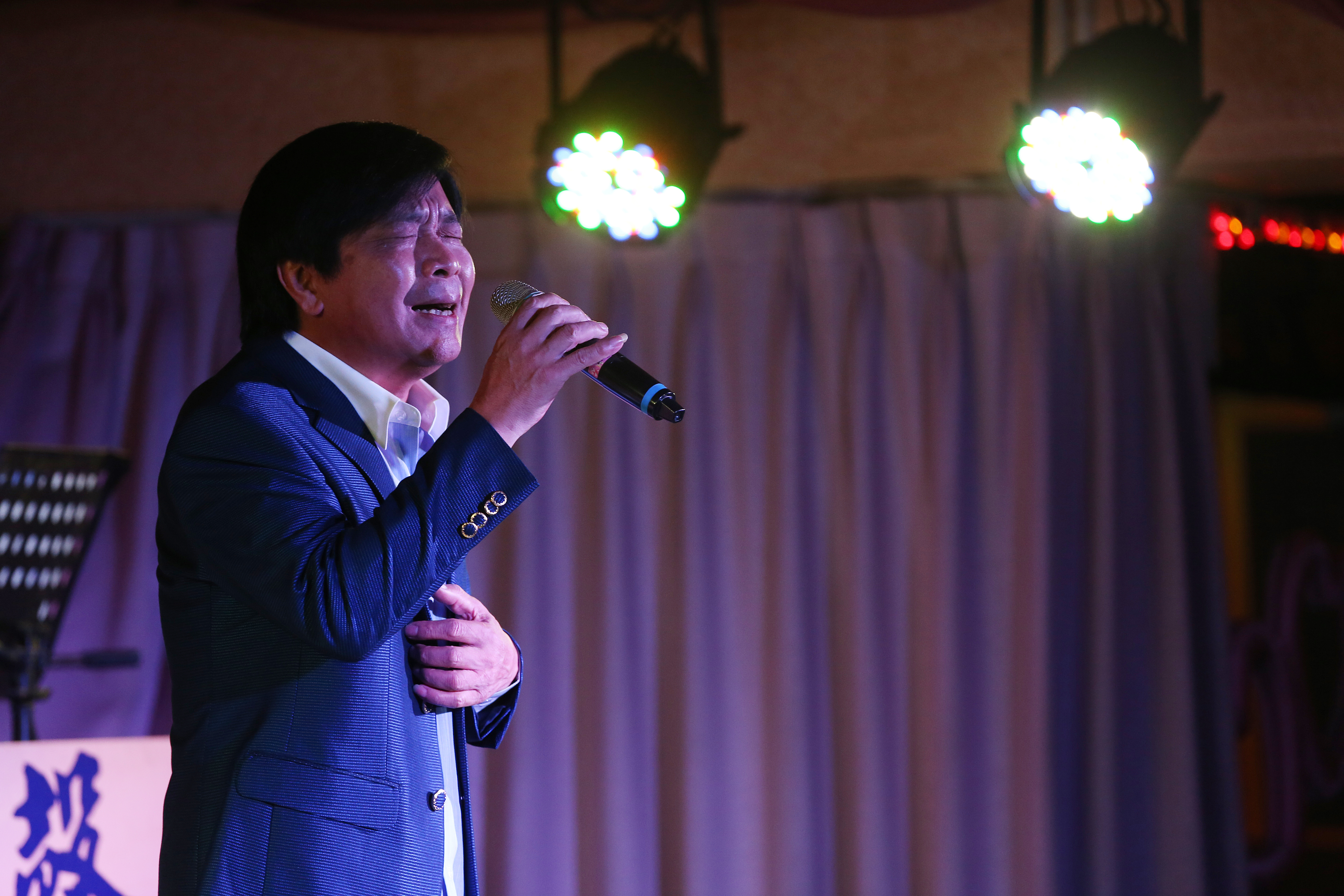 洪便當來自彰化芳苑，因為出身貧困，唱起台語歌滄桑感十足。