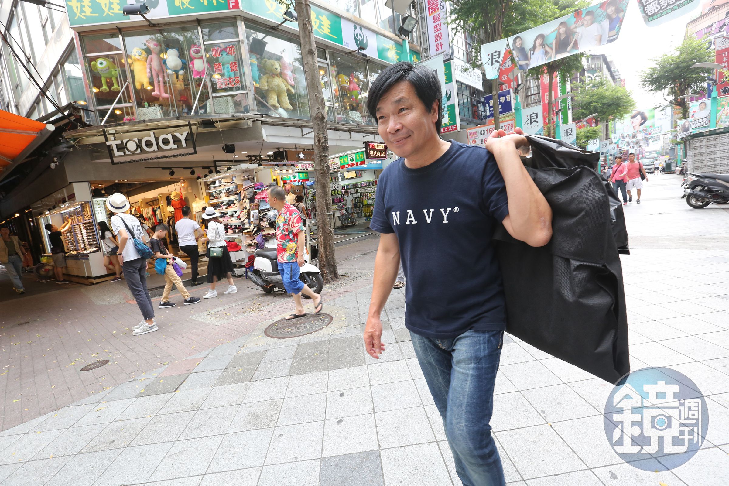 洪便當雖然已年過60歲，卻仍懷抱歌星夢。